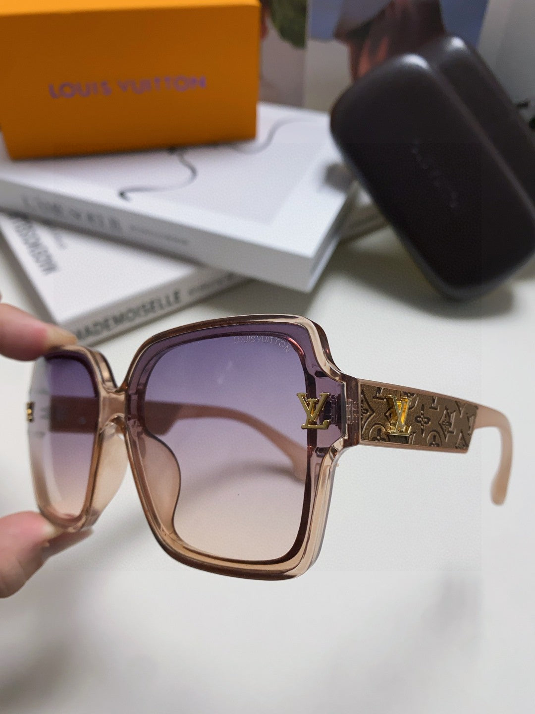 New Fashionable, Elegant, Comfortable, Lightweight, Exquisite  Sunglasses