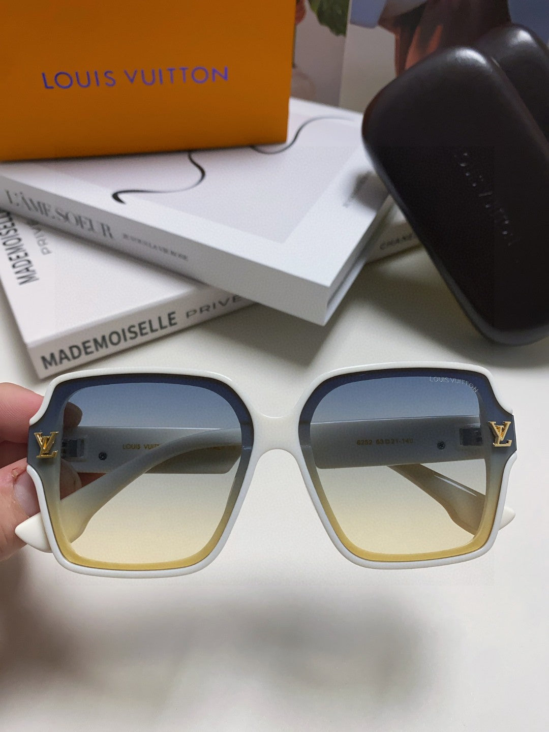 New Fashionable, Elegant, Comfortable, Lightweight, Exquisite  Sunglasses