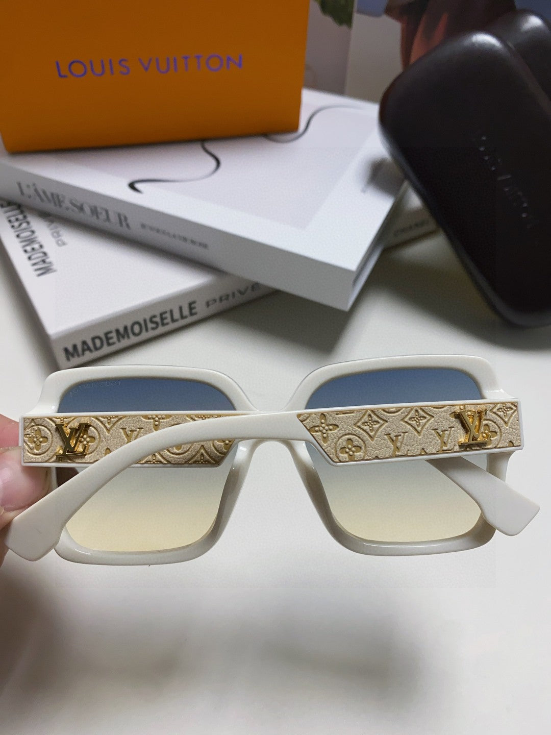New Fashionable, Elegant, Comfortable, Lightweight, Exquisite  Sunglasses
