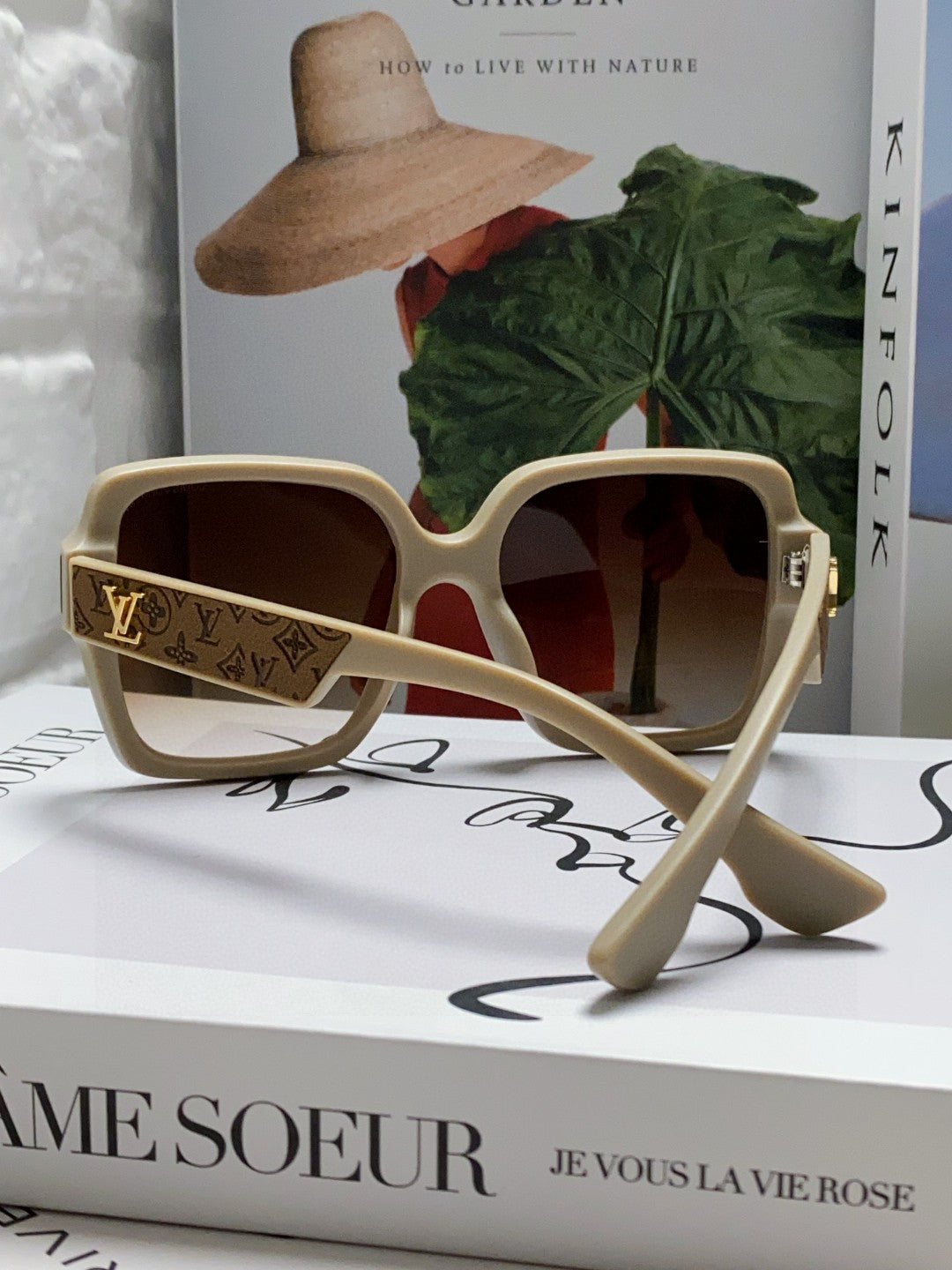 New Fashionable, Elegant, Comfortable, Lightweight, Exquisite  Sunglasses
