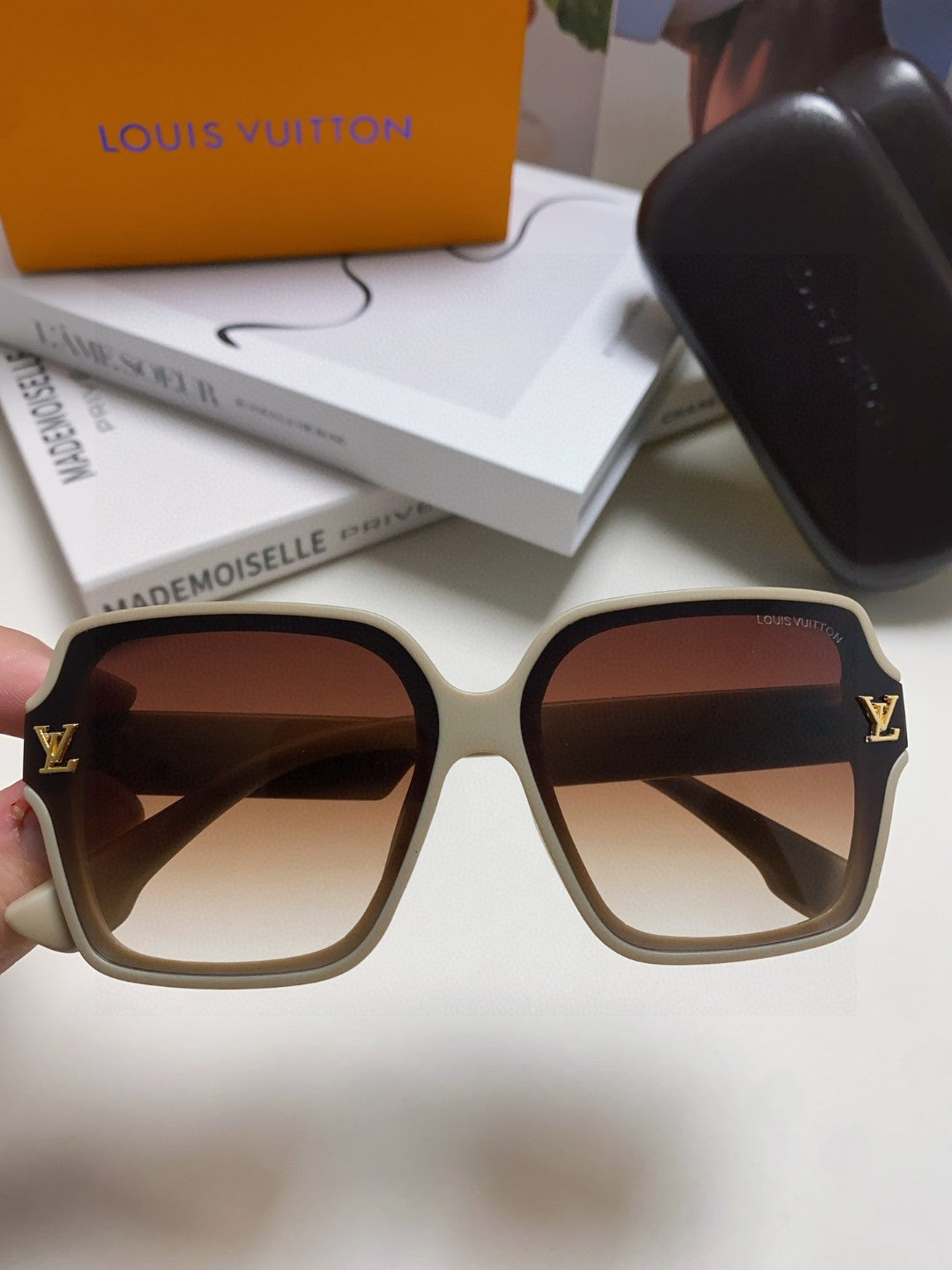 New Fashionable, Elegant, Comfortable, Lightweight, Exquisite  Sunglasses