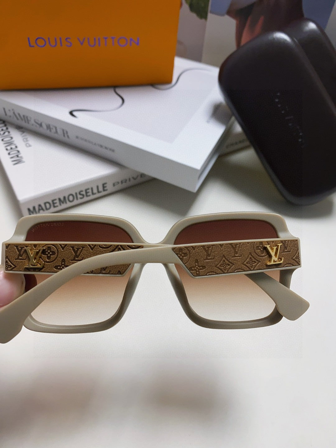 New Fashionable, Elegant, Comfortable, Lightweight, Exquisite  Sunglasses