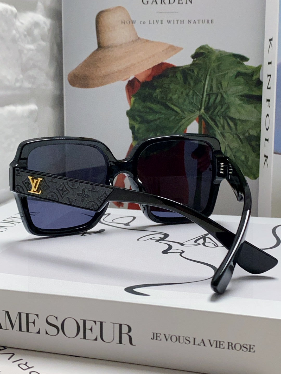 New Fashionable, Elegant, Comfortable, Lightweight, Exquisite  Sunglasses