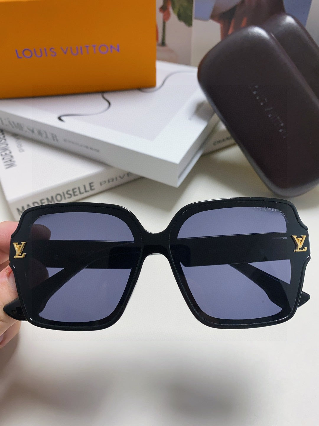 New Fashionable, Elegant, Comfortable, Lightweight, Exquisite  Sunglasses