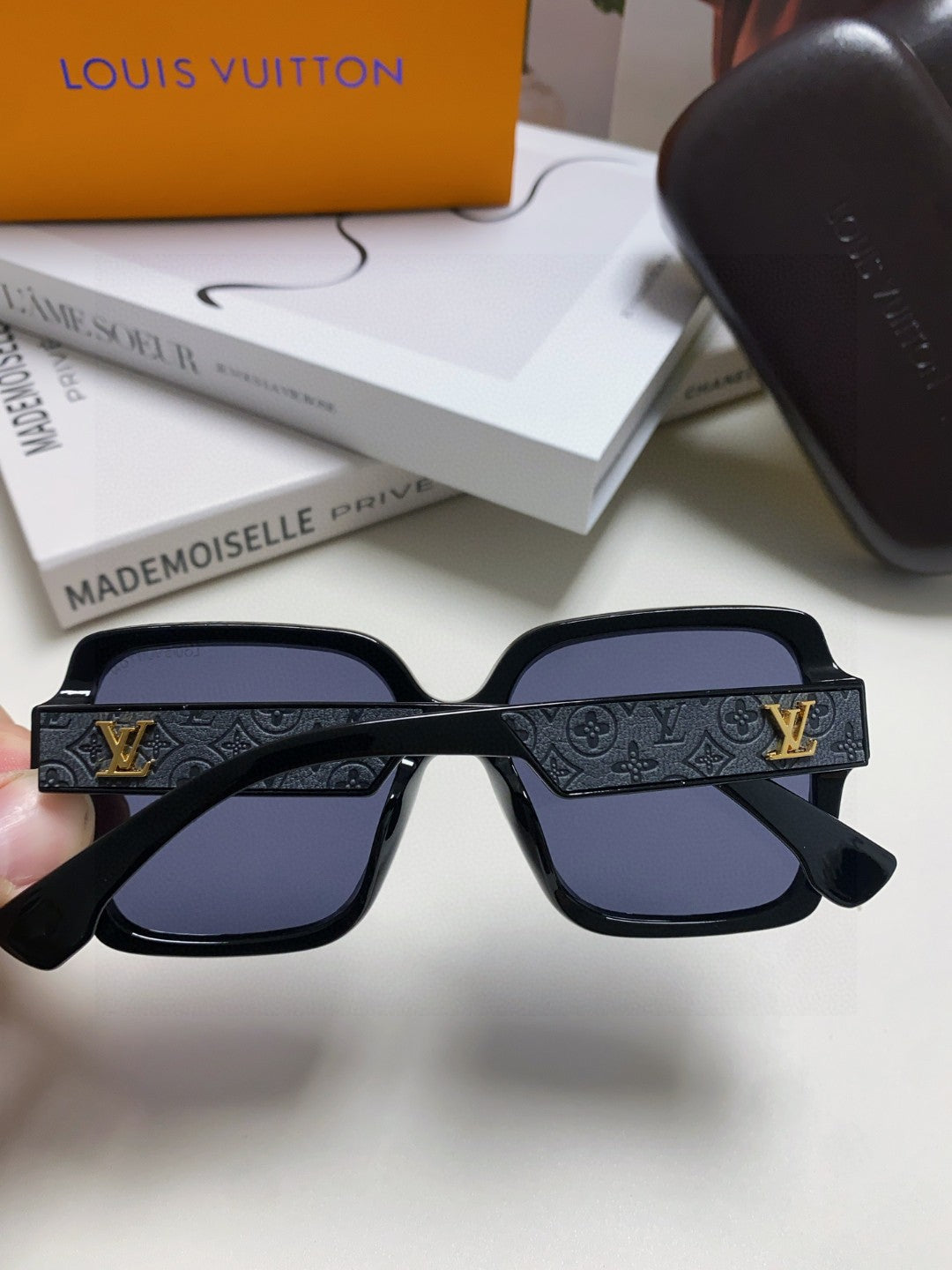 New Fashionable, Elegant, Comfortable, Lightweight, Exquisite  Sunglasses