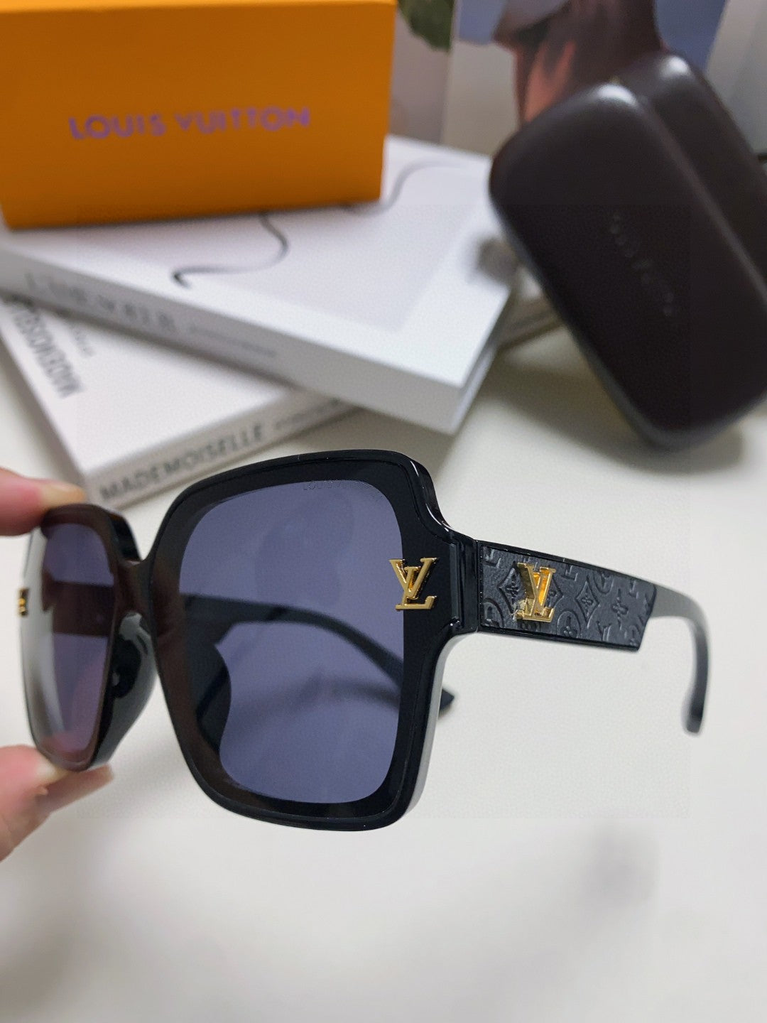 New Fashionable, Elegant, Comfortable, Lightweight, Exquisite  Sunglasses