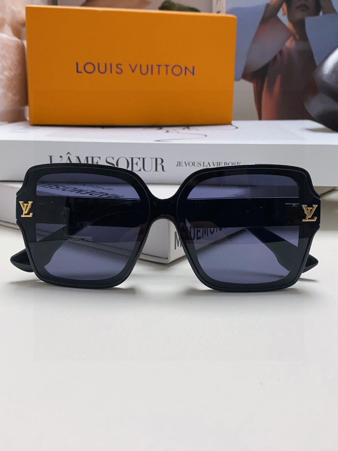 New Fashionable, Elegant, Comfortable, Lightweight, Exquisite  Sunglasses