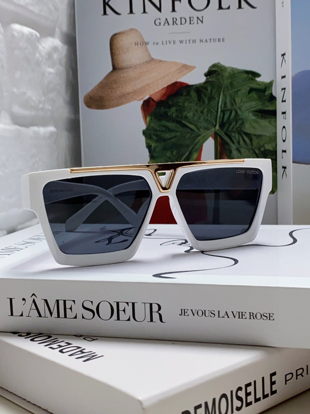 New fashionable, exquisite, luxurious and high-end sunglasses