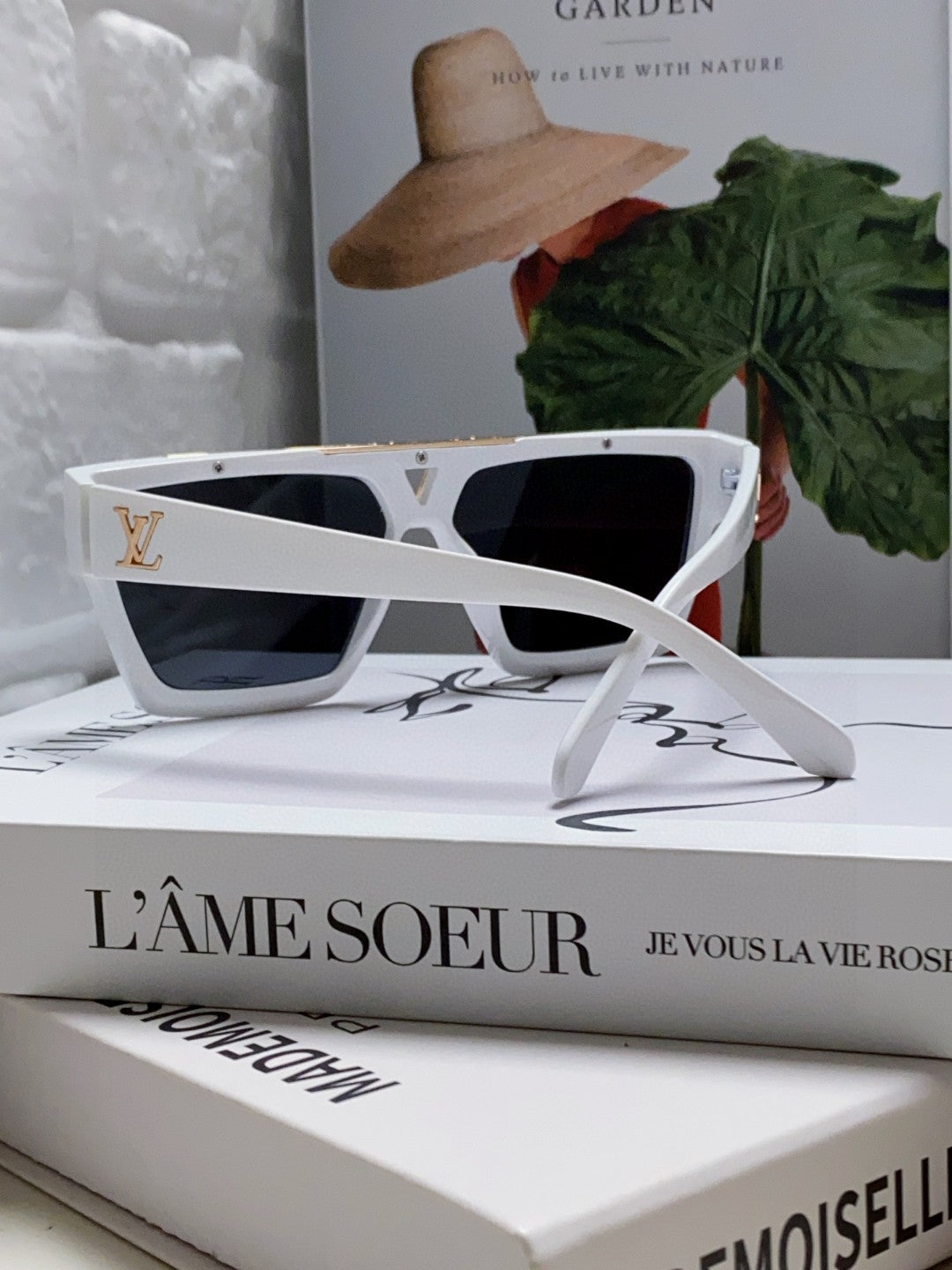 New fashionable, exquisite, luxurious and high-end sunglasses