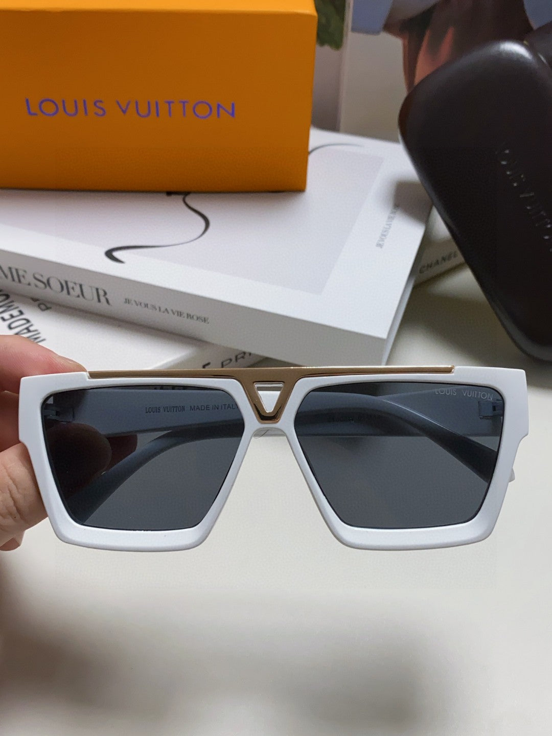 New fashionable, exquisite, luxurious and high-end sunglasses