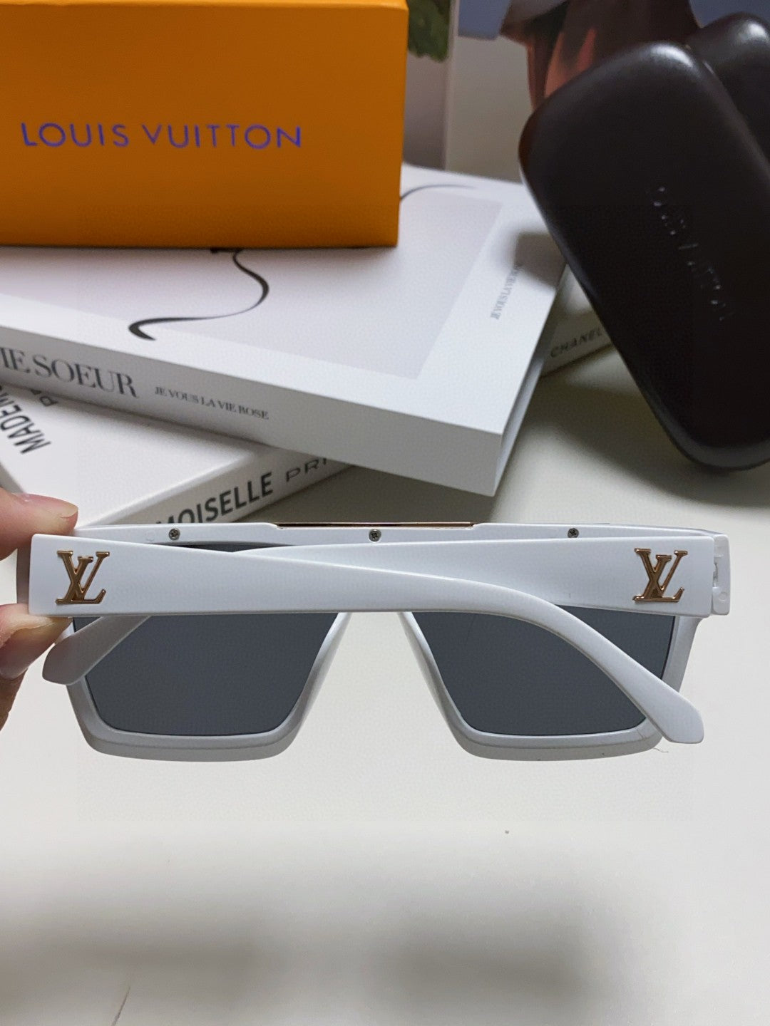 New fashionable, exquisite, luxurious and high-end sunglasses
