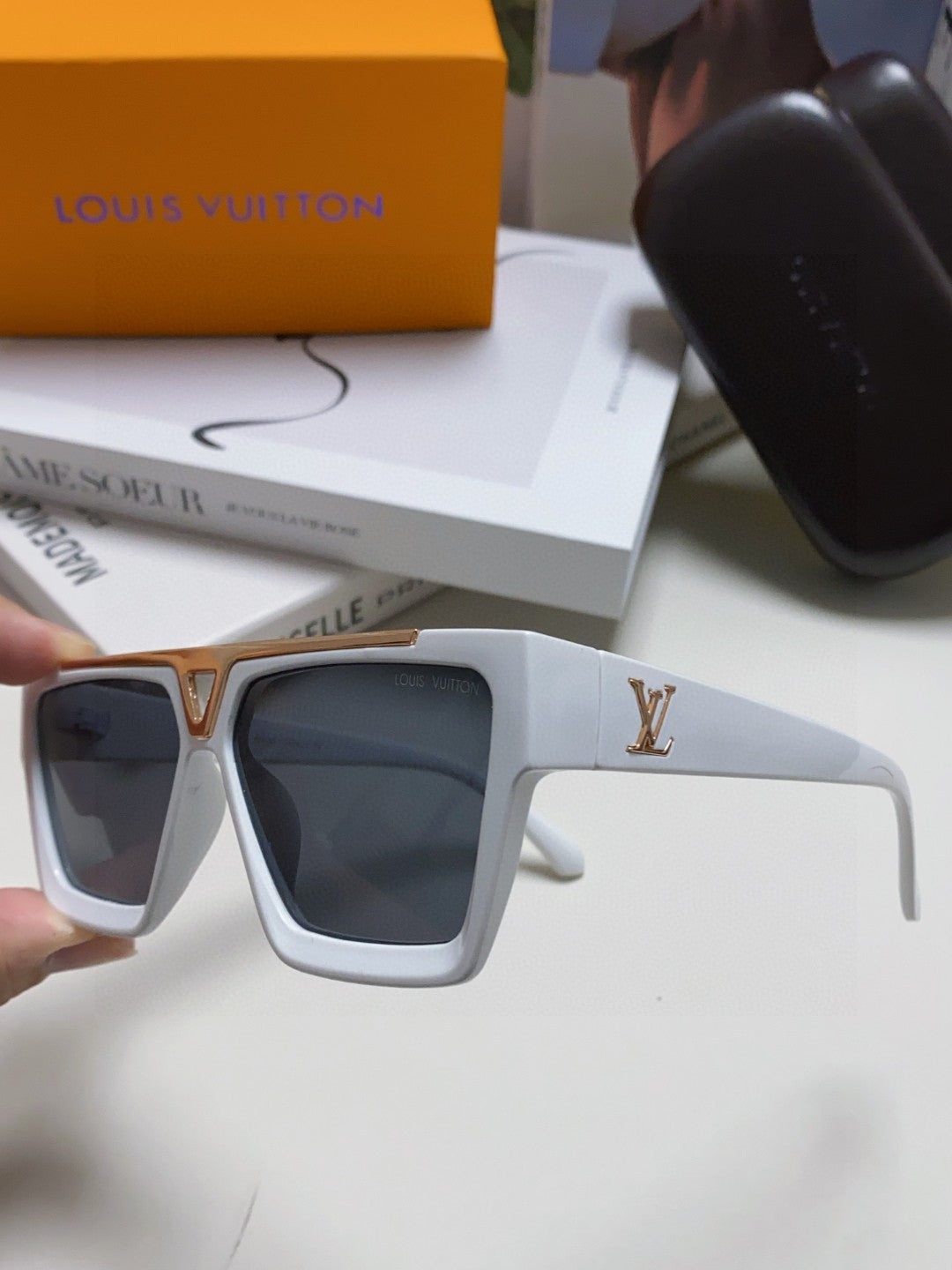 New fashionable, exquisite, luxurious and high-end sunglasses