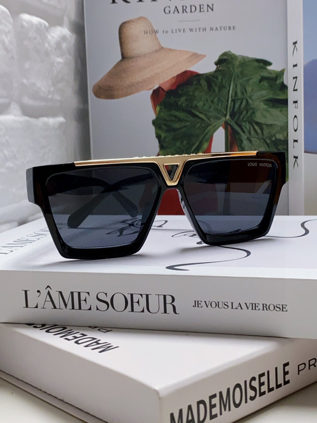 New fashionable, exquisite, luxurious and high-end sunglasses