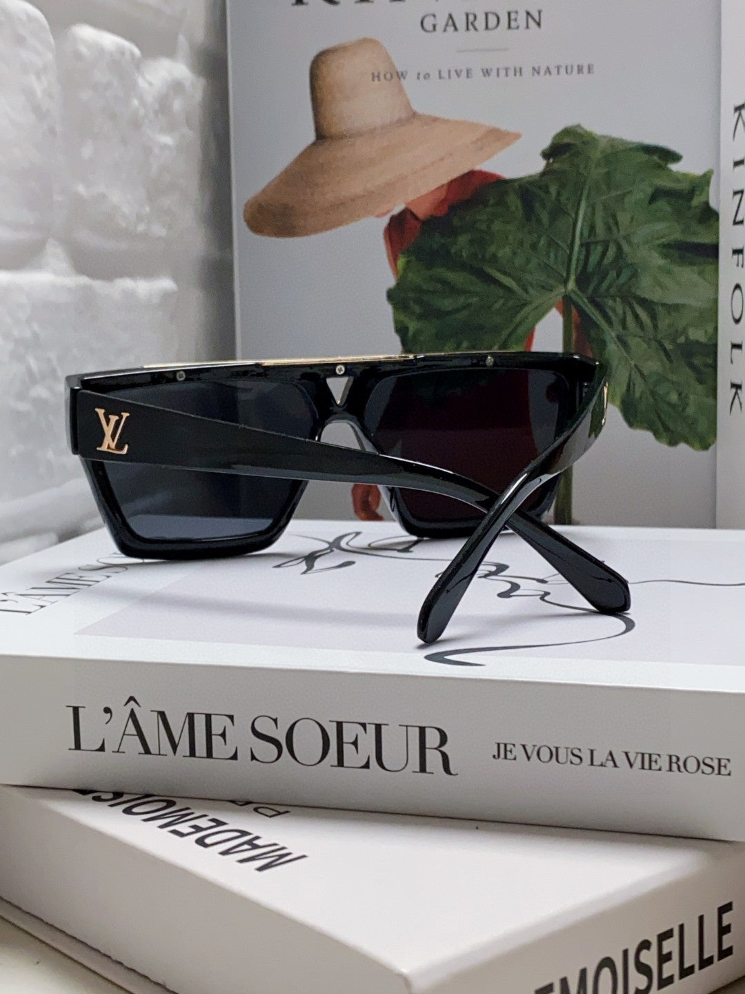 New fashionable, exquisite, luxurious and high-end sunglasses