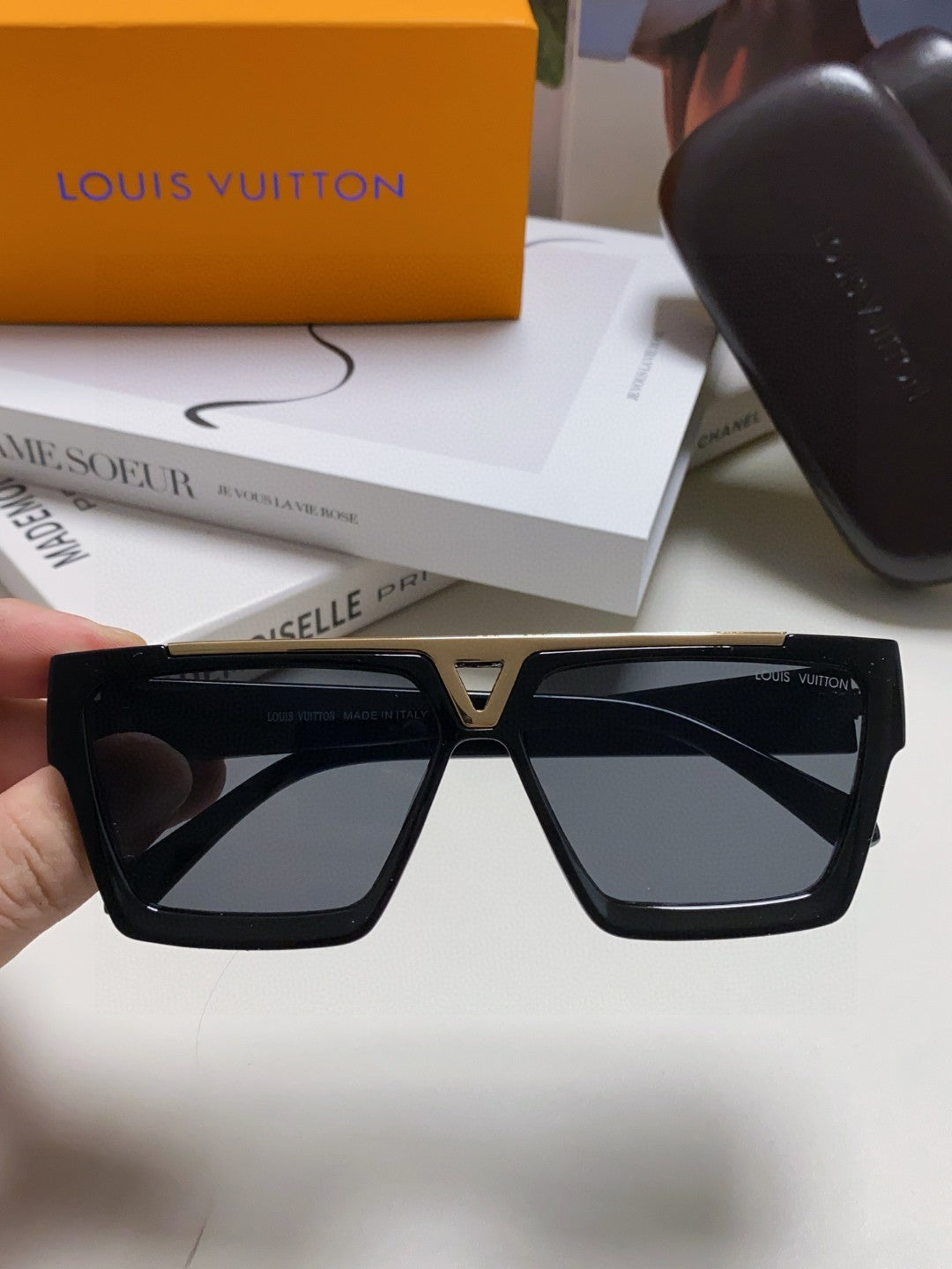 New fashionable, exquisite, luxurious and high-end sunglasses