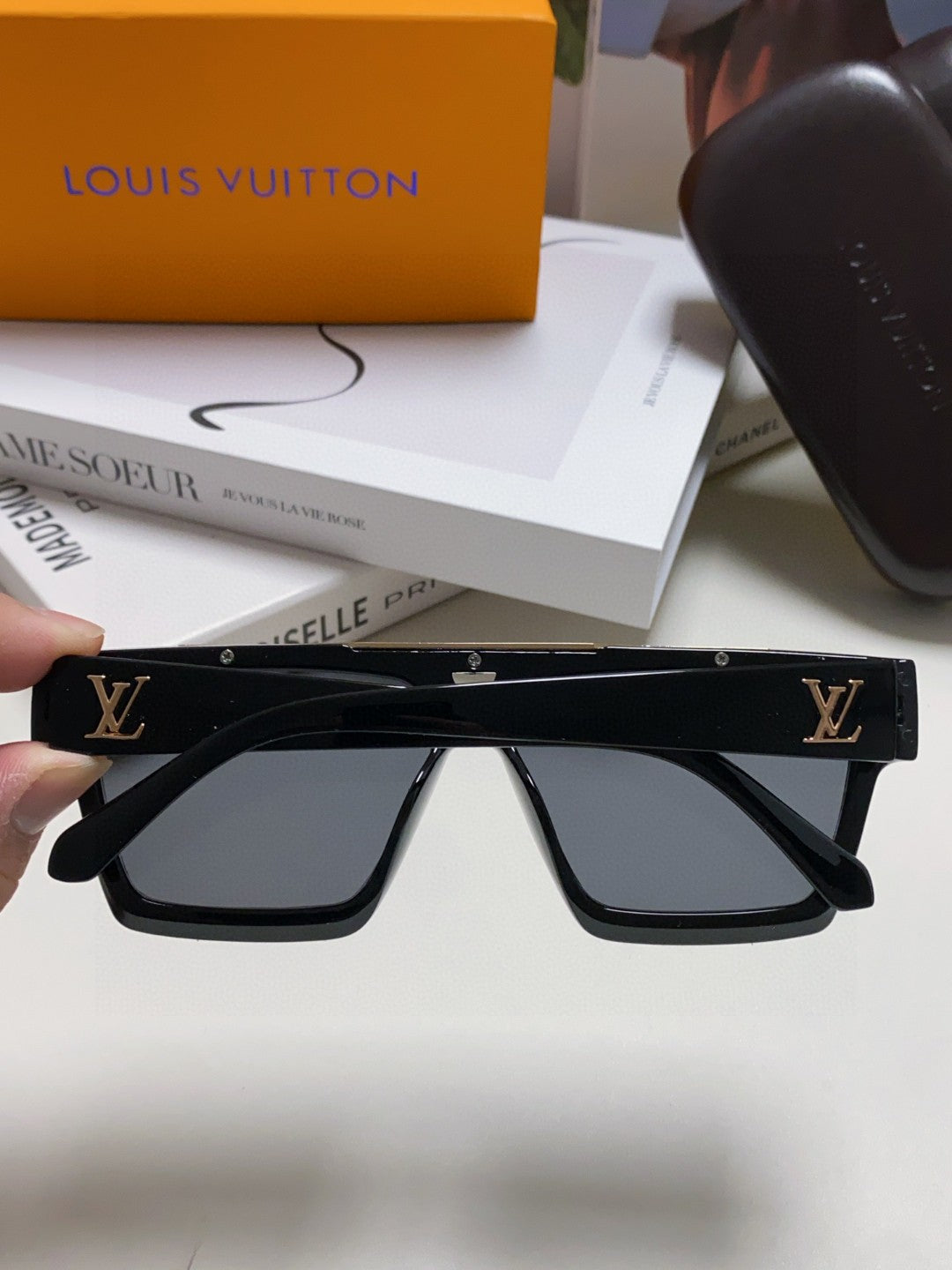 New fashionable, exquisite, luxurious and high-end sunglasses