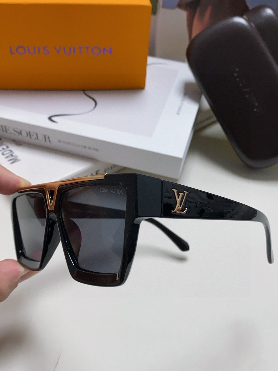 New fashionable, exquisite, luxurious and high-end sunglasses