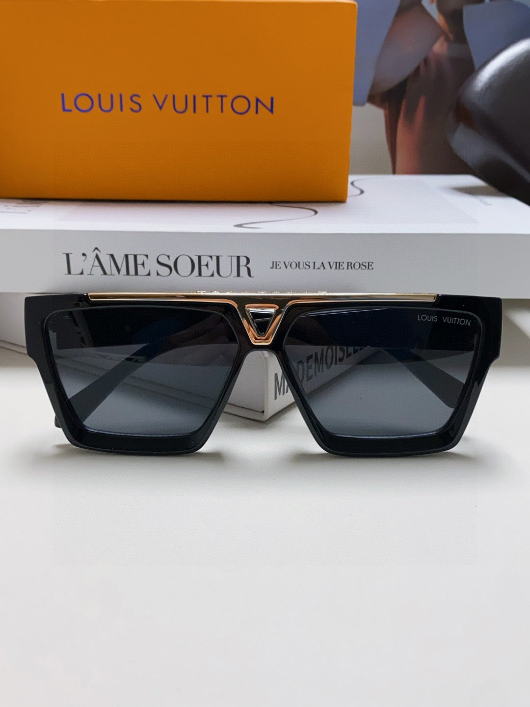 New fashionable, exquisite, luxurious and high-end sunglasses