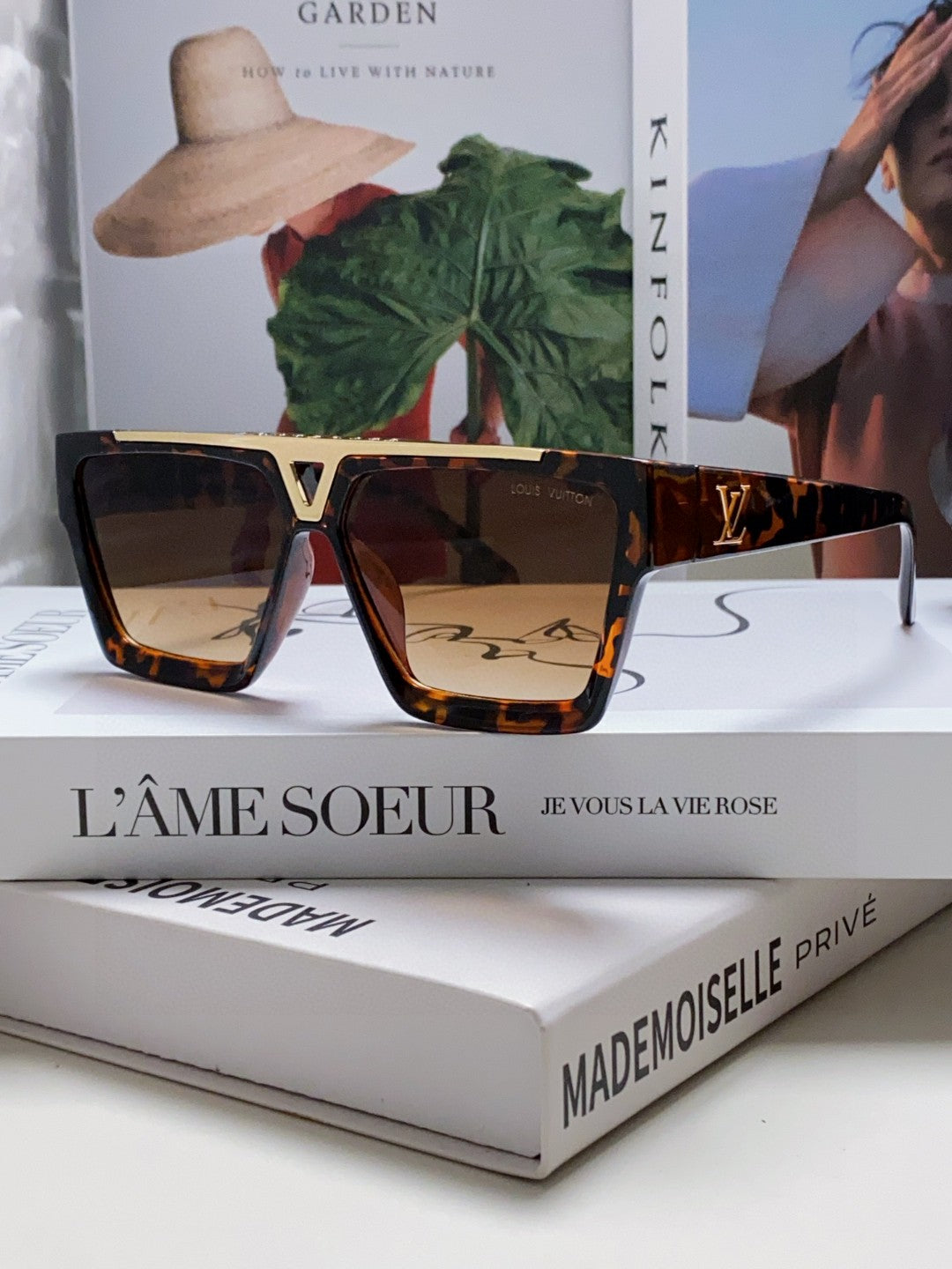 New fashionable, exquisite, luxurious and high-end sunglasses