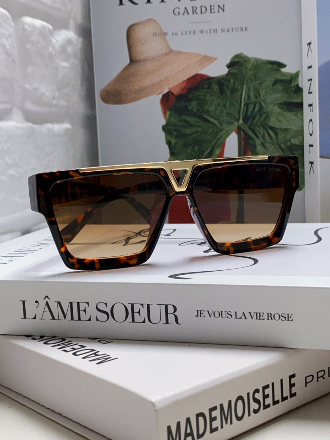 New fashionable, exquisite, luxurious and high-end sunglasses