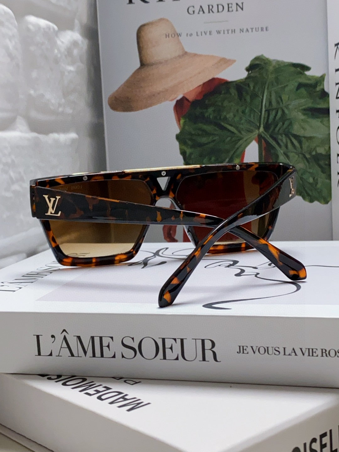 New fashionable, exquisite, luxurious and high-end sunglasses