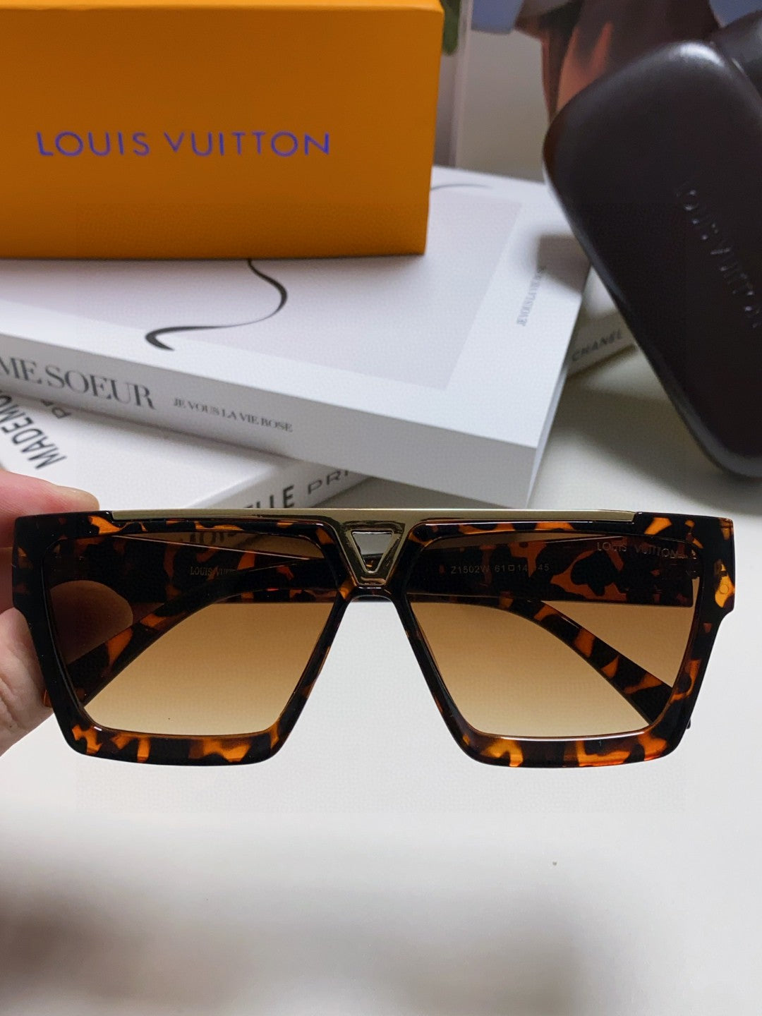 New fashionable, exquisite, luxurious and high-end sunglasses