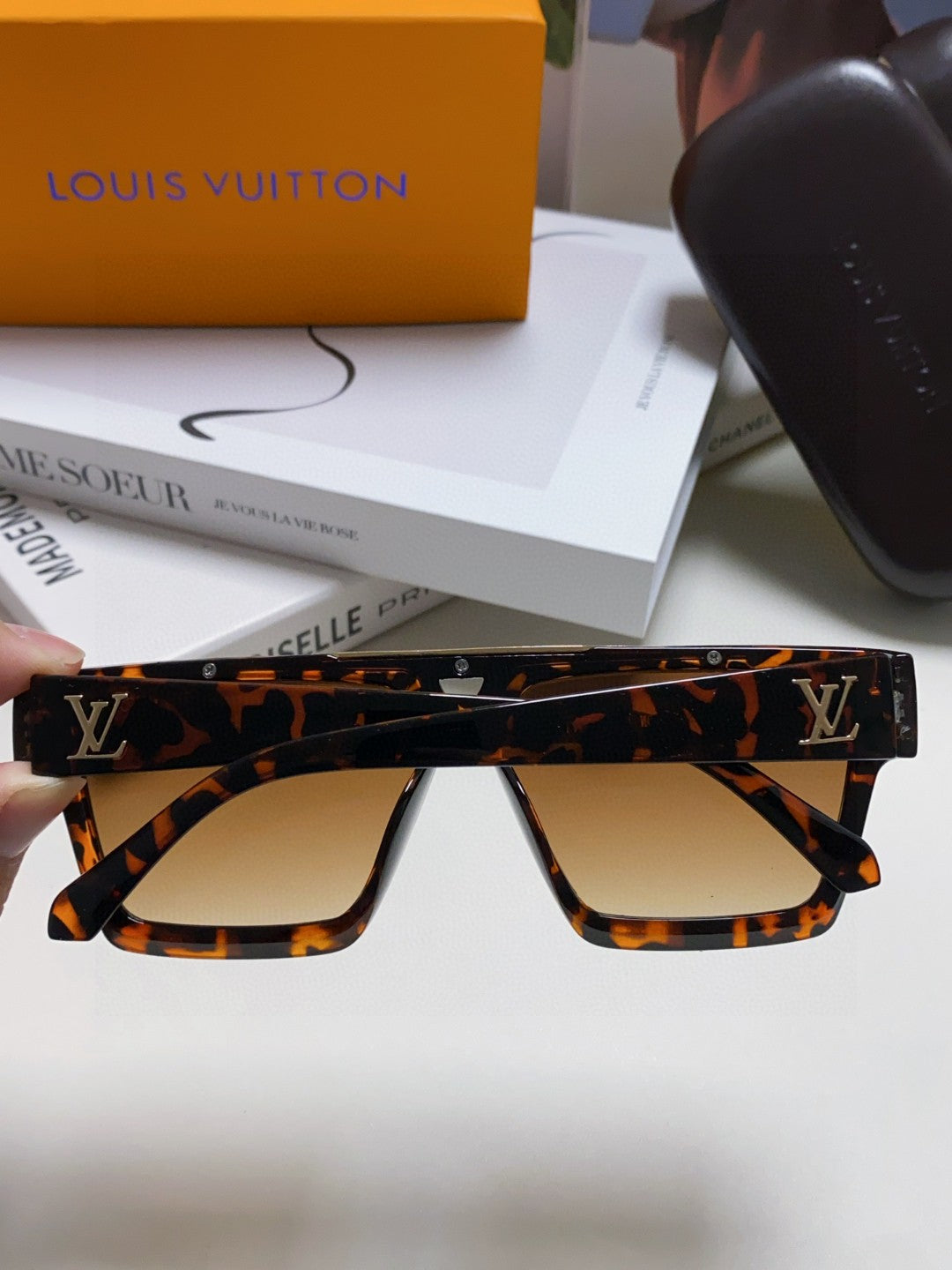 New fashionable, exquisite, luxurious and high-end sunglasses