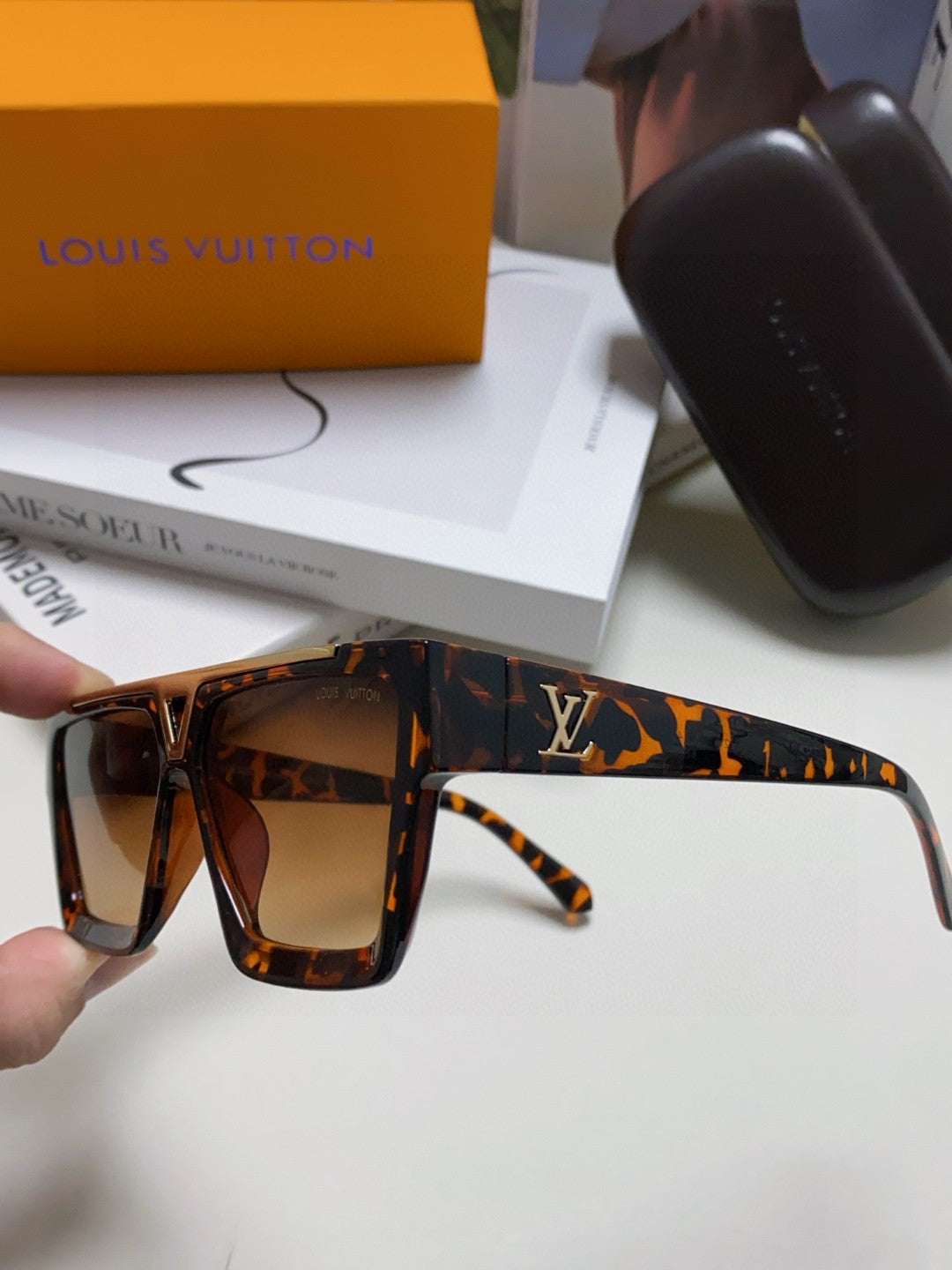 New fashionable, exquisite, luxurious and high-end sunglasses