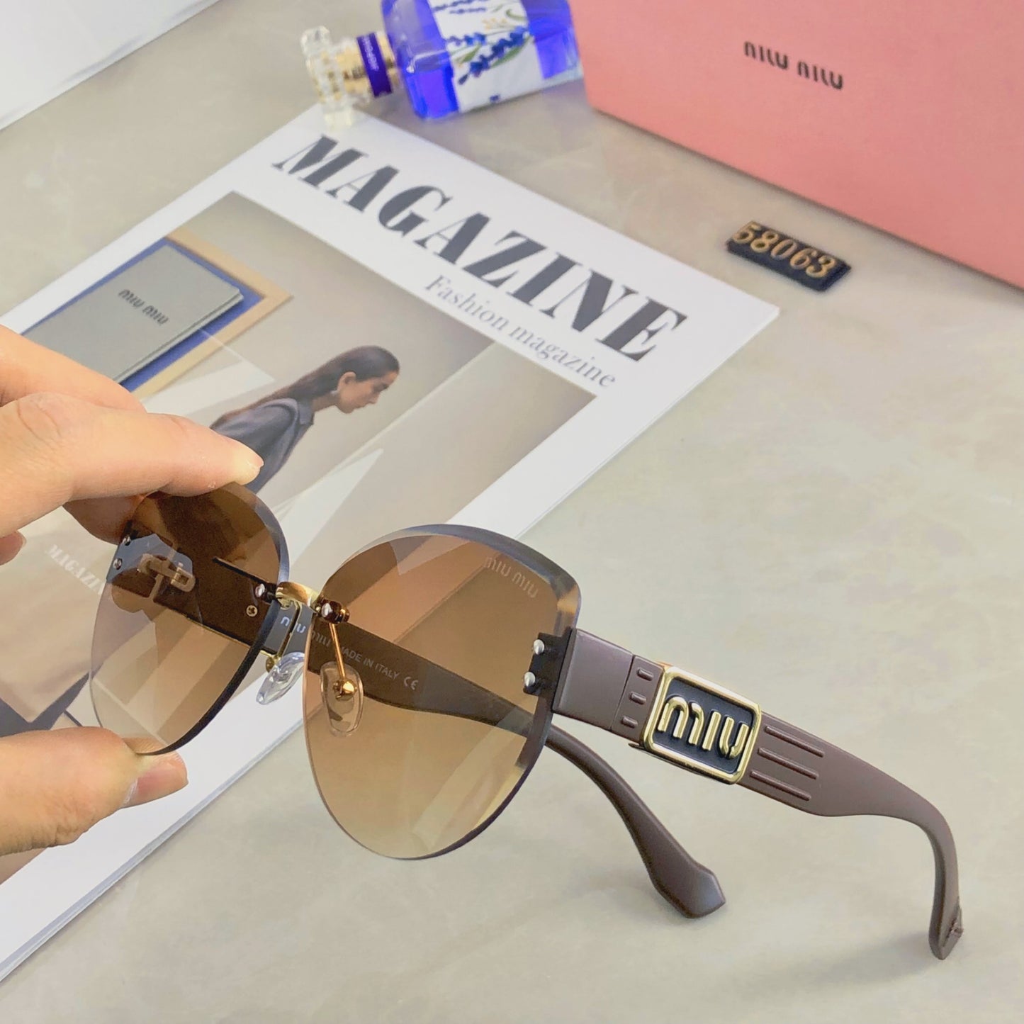New fashion trend miu frameless cut edge sunglasses for women, high-end sunglasses for celebrities, same style large frame street photography UV resistant sunglasses