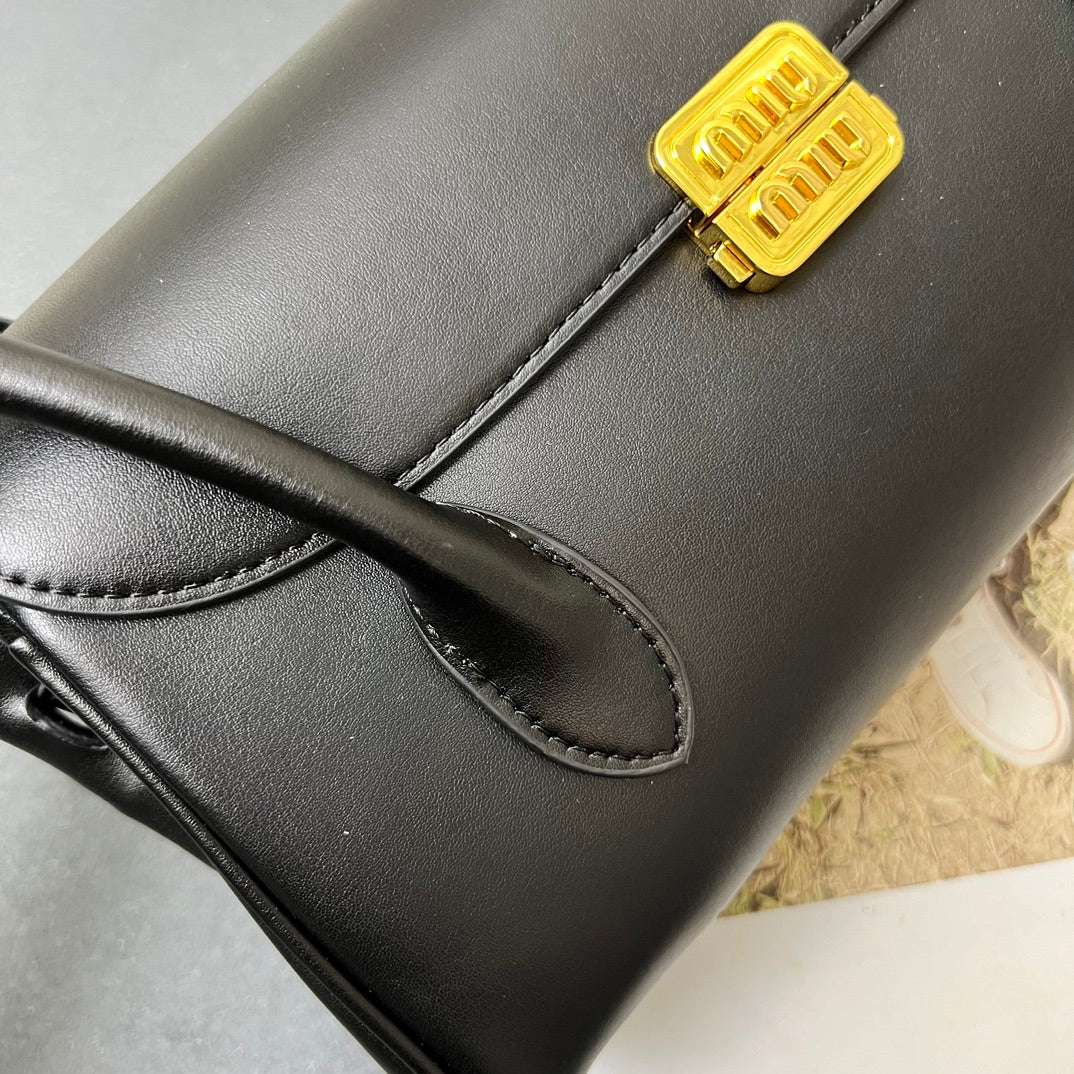 New Fashionable, Exquisite, Versatile Fashion Show Semi Shaped  Handbag Crossbody Bag