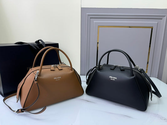 New  Exquisite PRADA Fashion Show Handheld Crossbody Bag