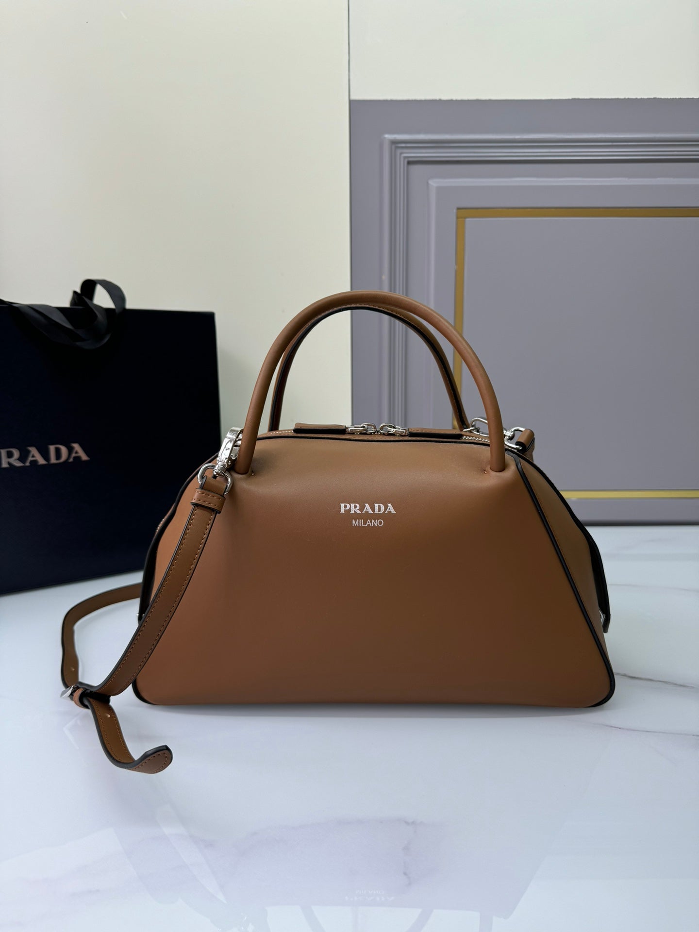 New  Exquisite PRADA Fashion Show Handheld Crossbody Bag