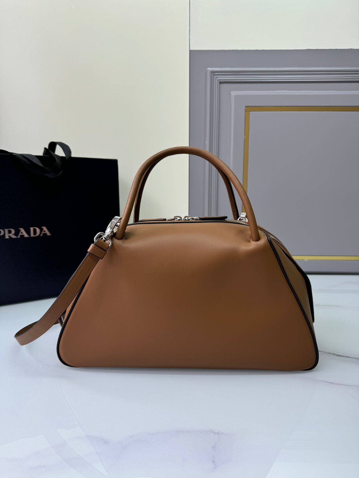 New  Exquisite PRADA Fashion Show Handheld Crossbody Bag