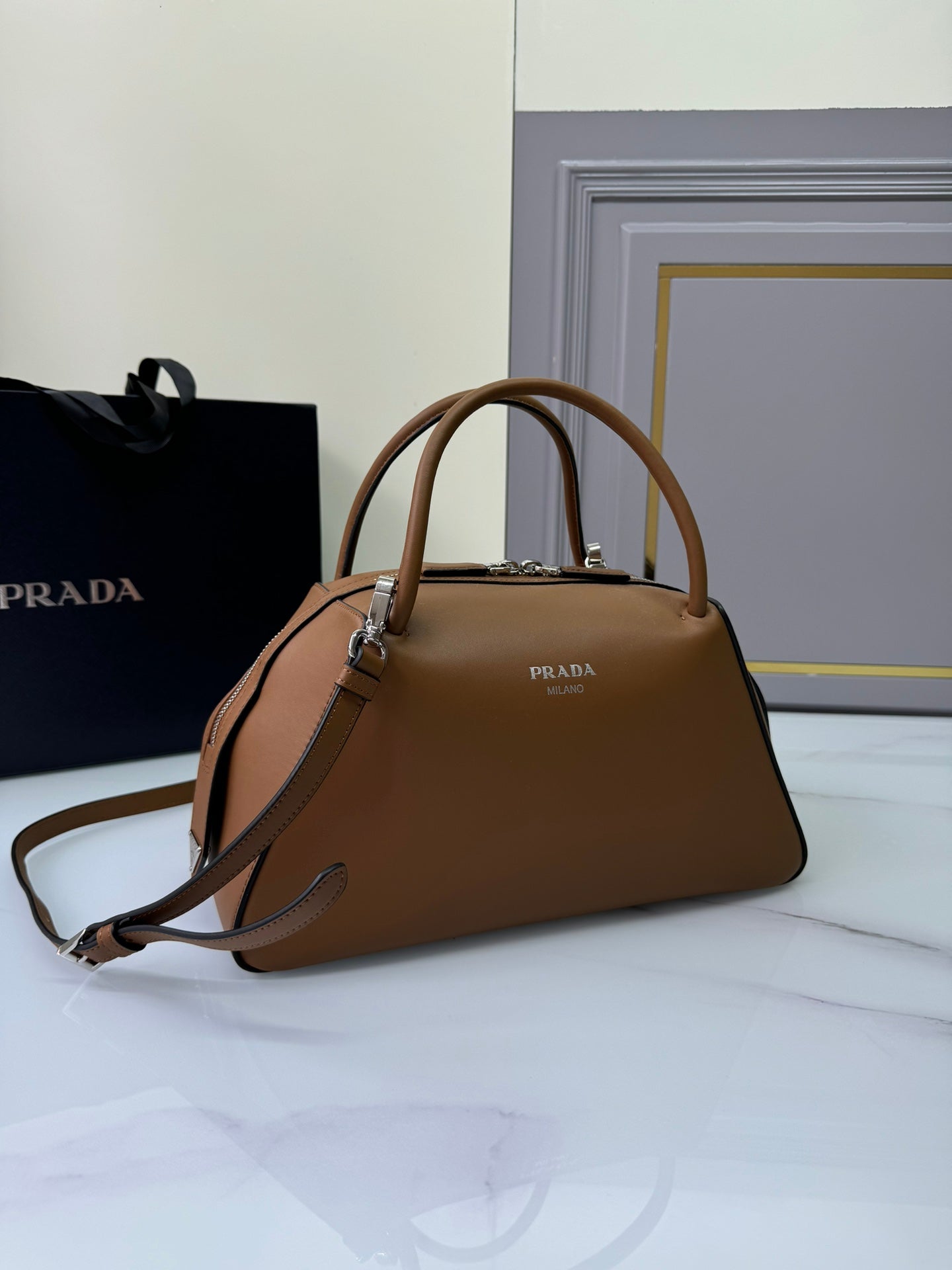 New  Exquisite PRADA Fashion Show Handheld Crossbody Bag