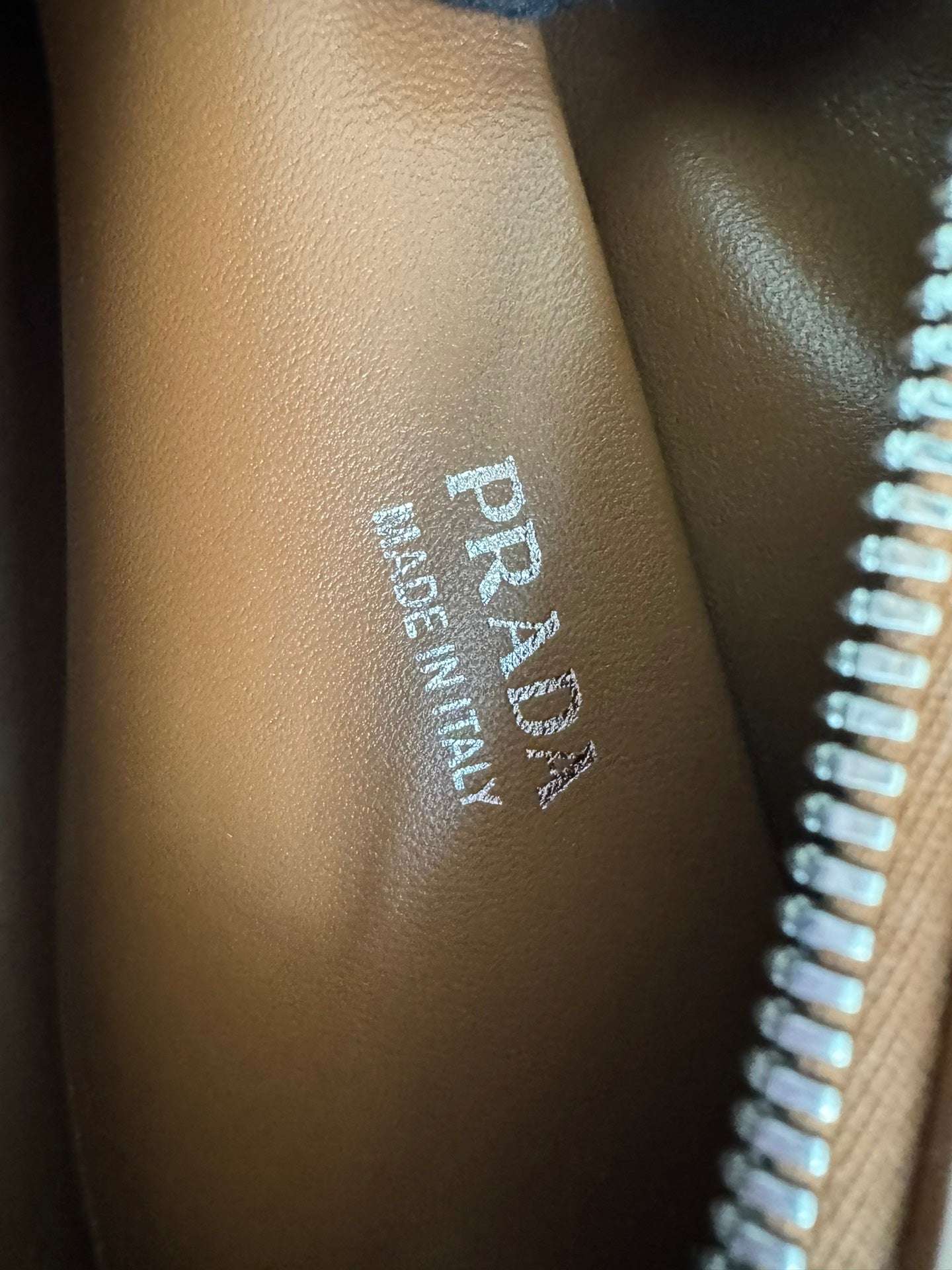 New  Exquisite PRADA Fashion Show Handheld Crossbody Bag