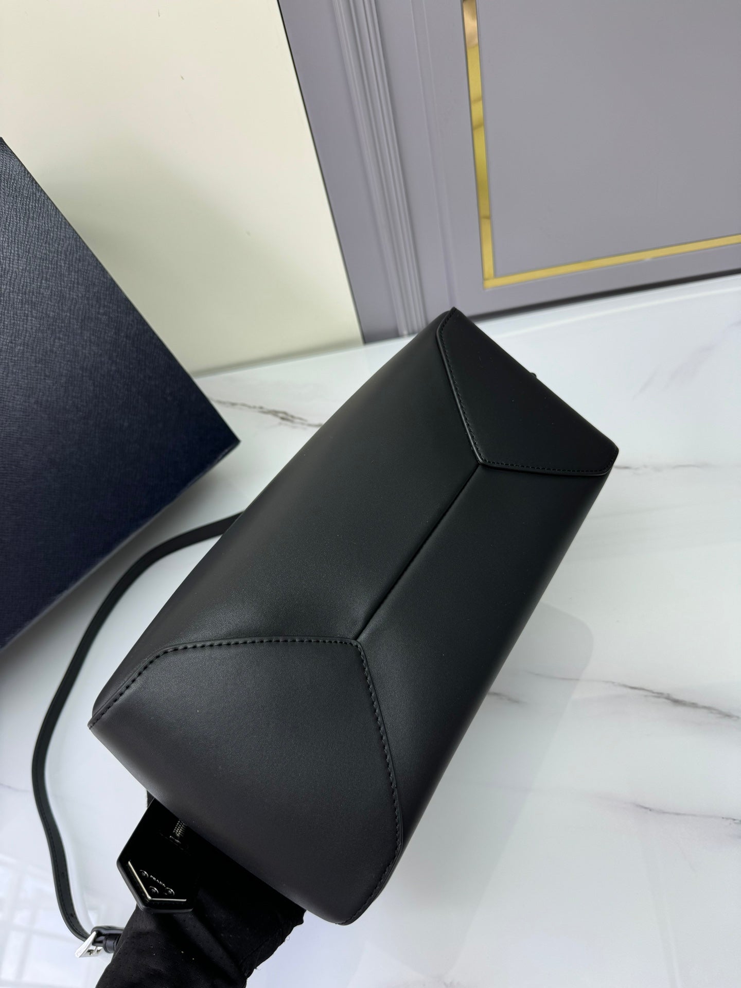 New  Exquisite PRADA Fashion Show Handheld Crossbody Bag