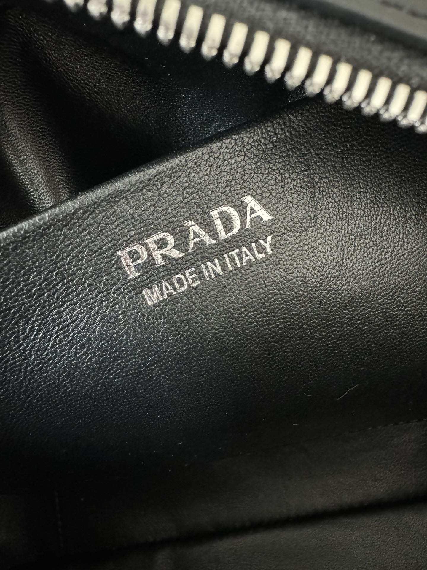 New  Exquisite PRADA Fashion Show Handheld Crossbody Bag
