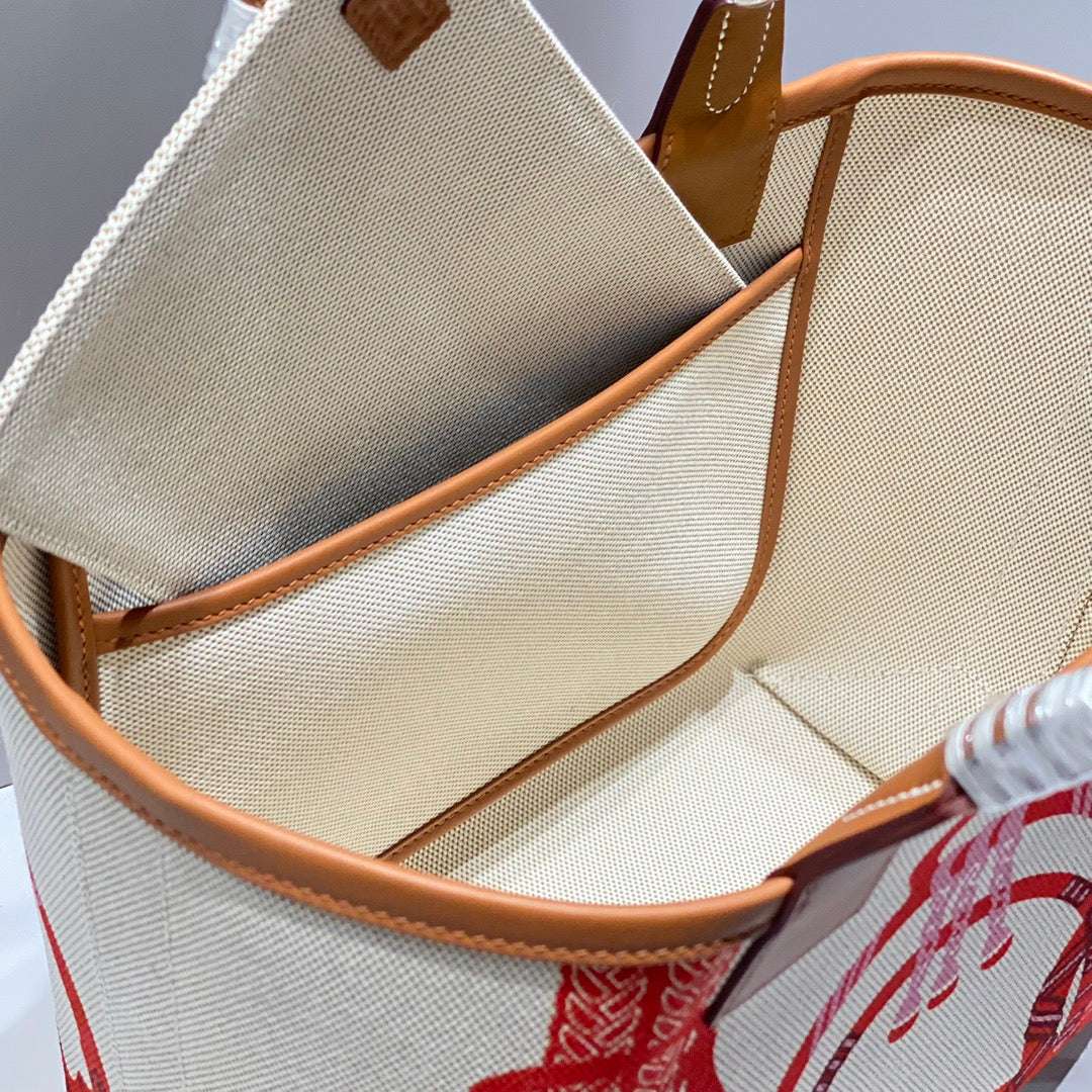 New luxury fashion Steeple tote handbag