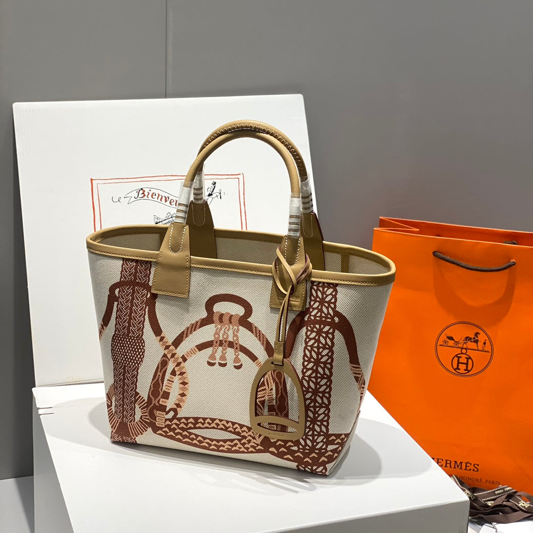 New luxury fashion Steeple tote handbag