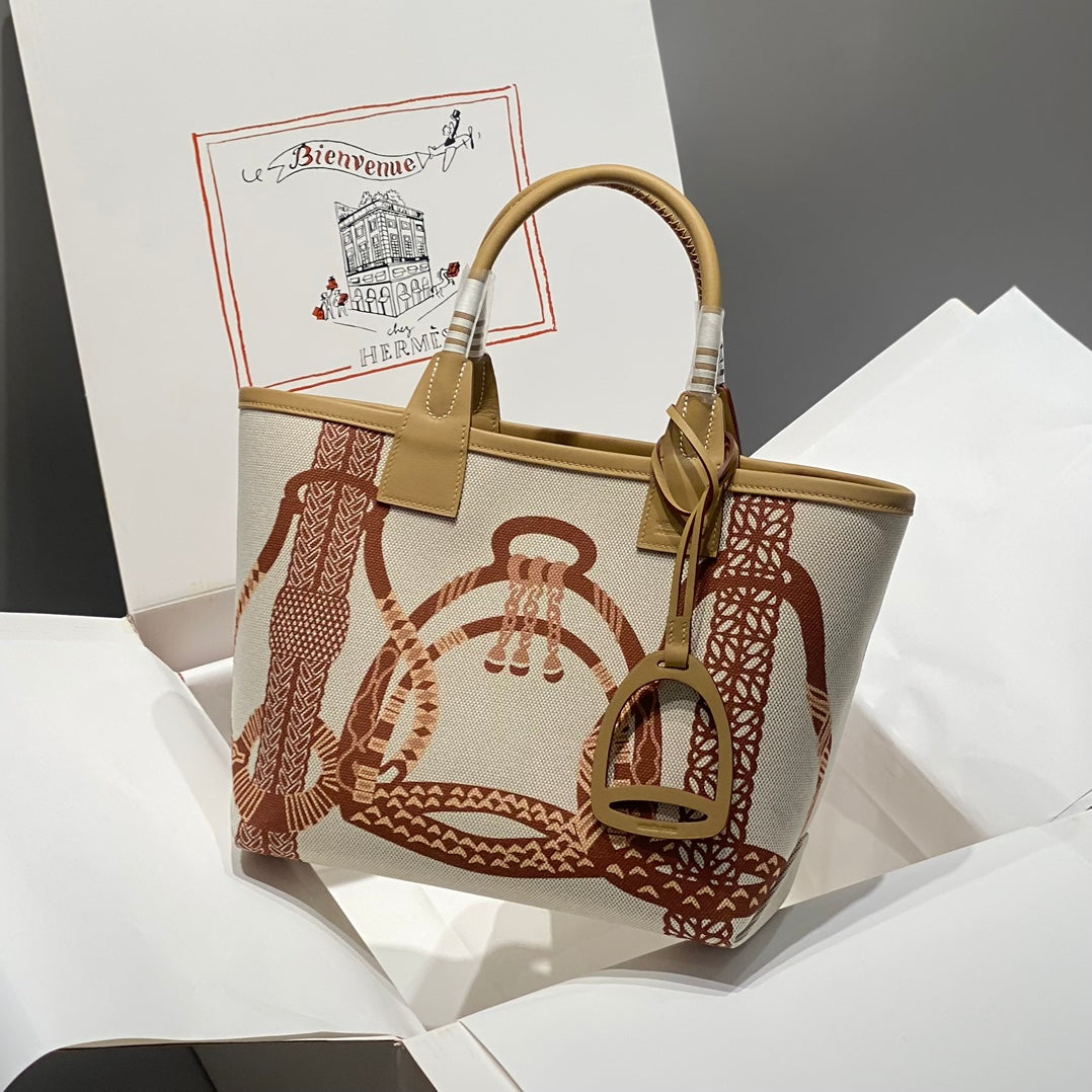 New luxury fashion Steeple tote handbag