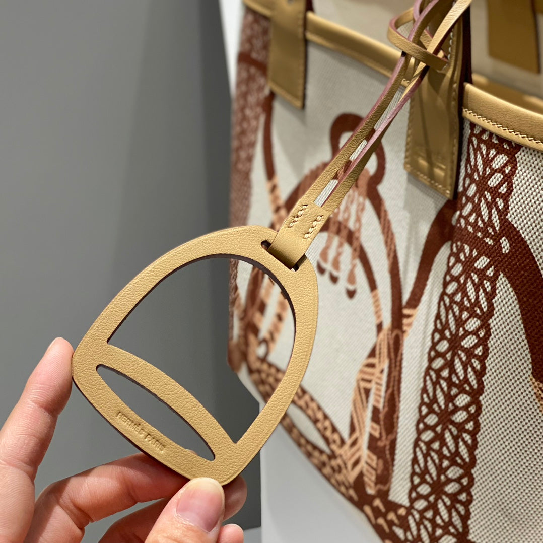 New luxury fashion Steeple tote handbag