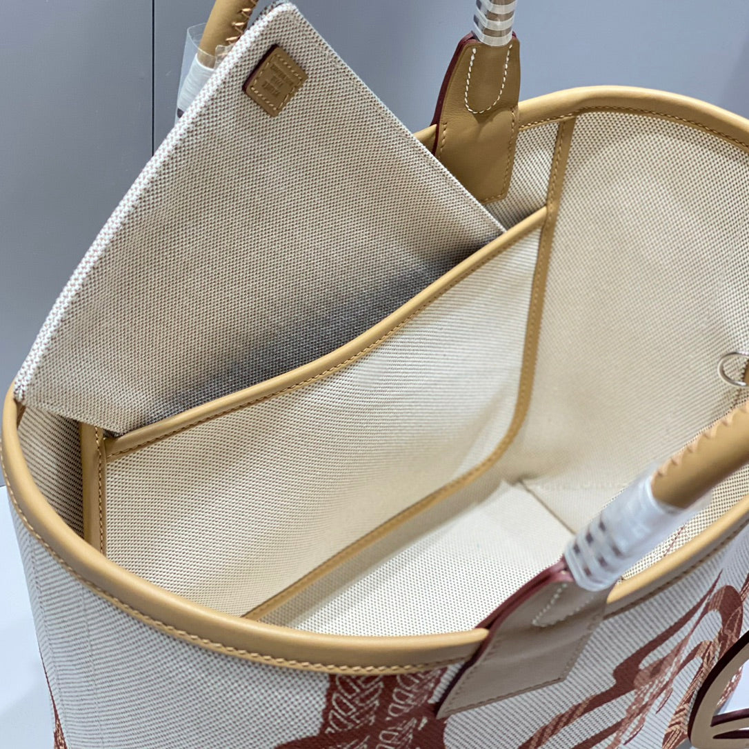 New luxury fashion Steeple tote handbag