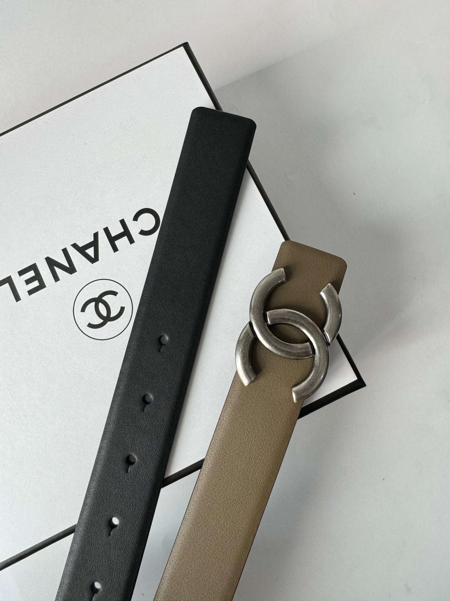 New Cha~nel imported glossy calf leather 3cm soft and exquisite touch, simple and fashionable double-sided belt