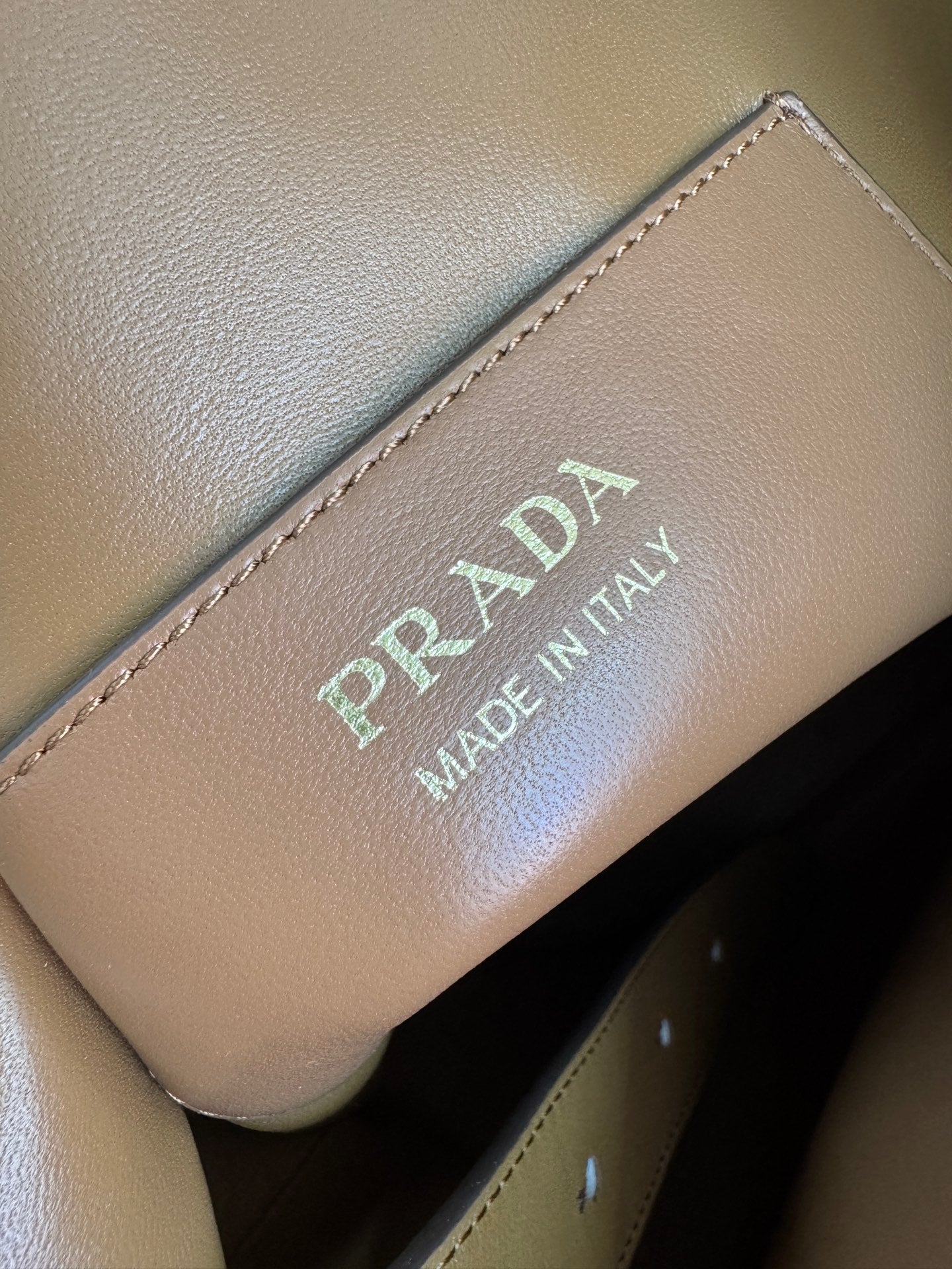 New Fashionable Exquisite PRADA buckle Women's Handheld & Crossbody Bag