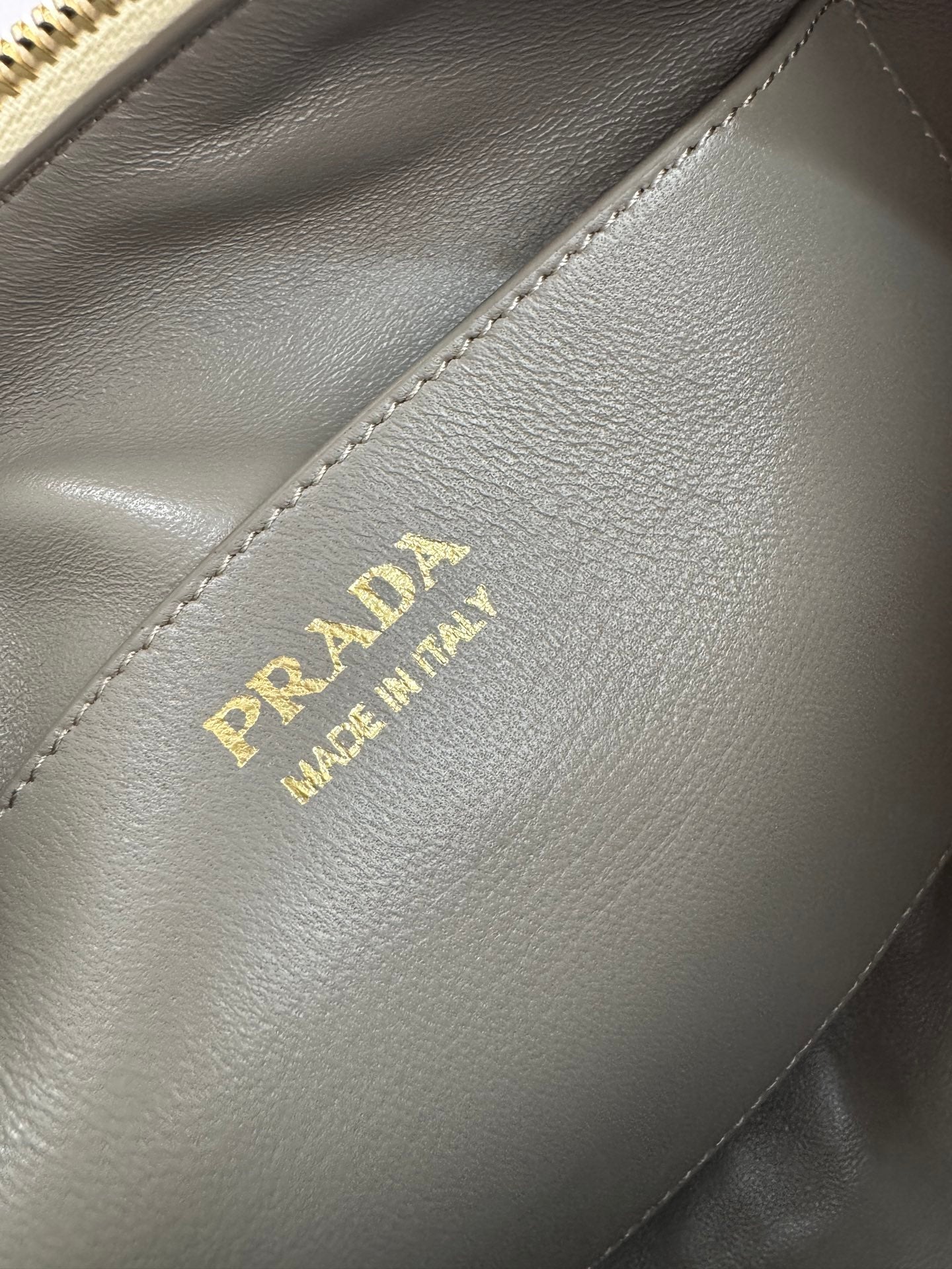 New Fashion Exquisite PRADA  Women's Handheld and Crossbody Bag