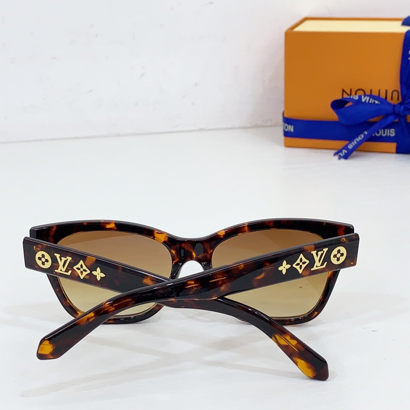 New Fashionable, Elegant, Comfortable, Lightweight, Exquisite  Sunglasses