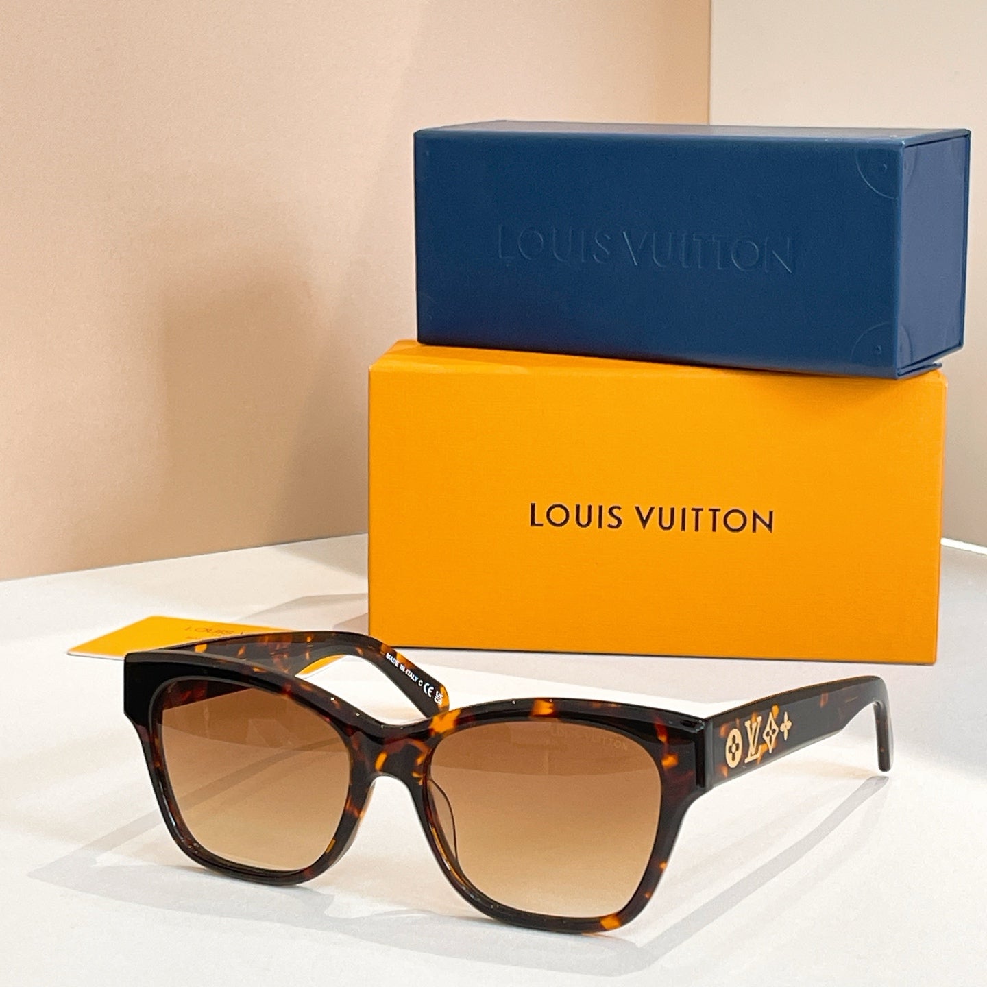 New Fashionable, Elegant, Comfortable, Lightweight, Exquisite  Sunglasses