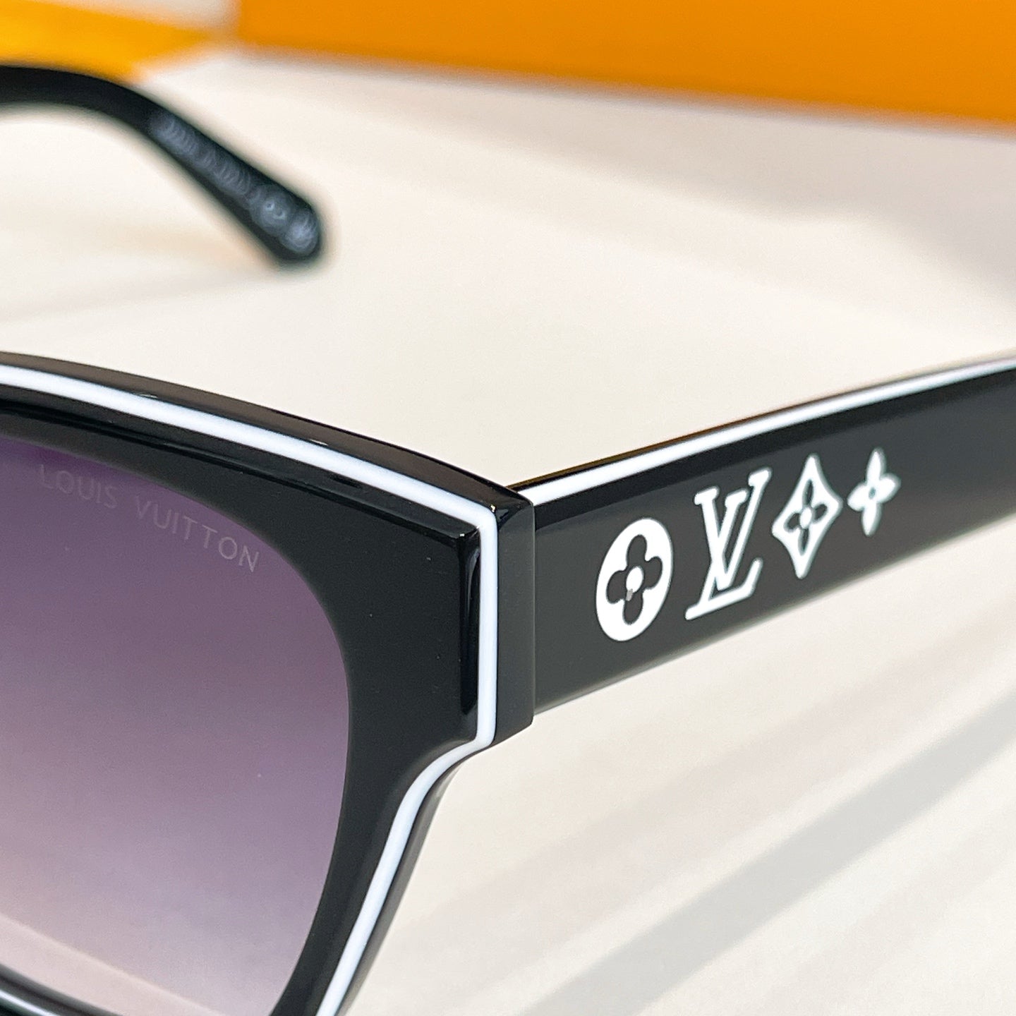 New Fashionable, Elegant, Comfortable, Lightweight, Exquisite  Sunglasses