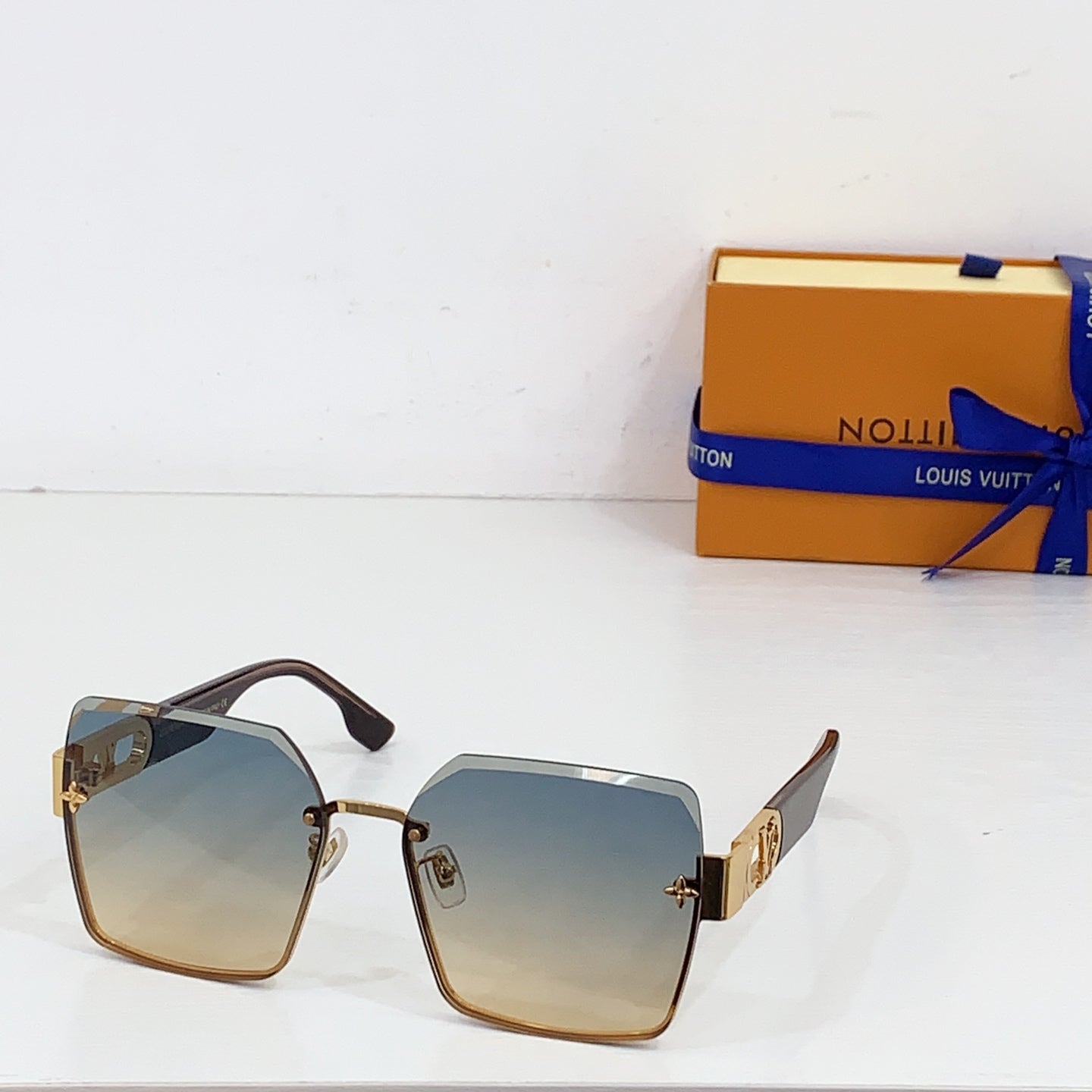 New Fashionable, Elegant, Comfortable, Lightweight, Exquisite  Sunglasses