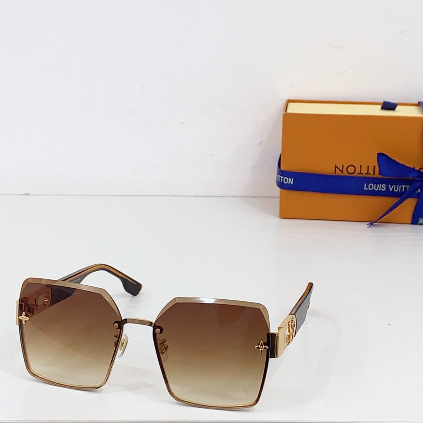 New Fashionable, Elegant, Comfortable, Lightweight, Exquisite  Sunglasses